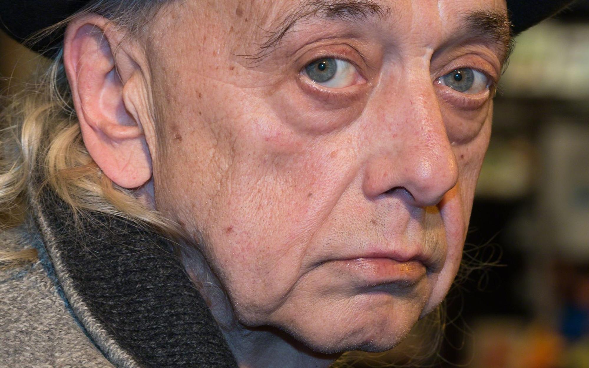 2013 veröffentlichte Peter Behrens seine Autobiografie „Der Clown mit der Trommel“, drei Jahre später starb er im Alter von 68 jahren an multiplem Organversagen. (Bild: Michael Schilling, CC BY-SA 3.0 , via Wikimedia Commons)