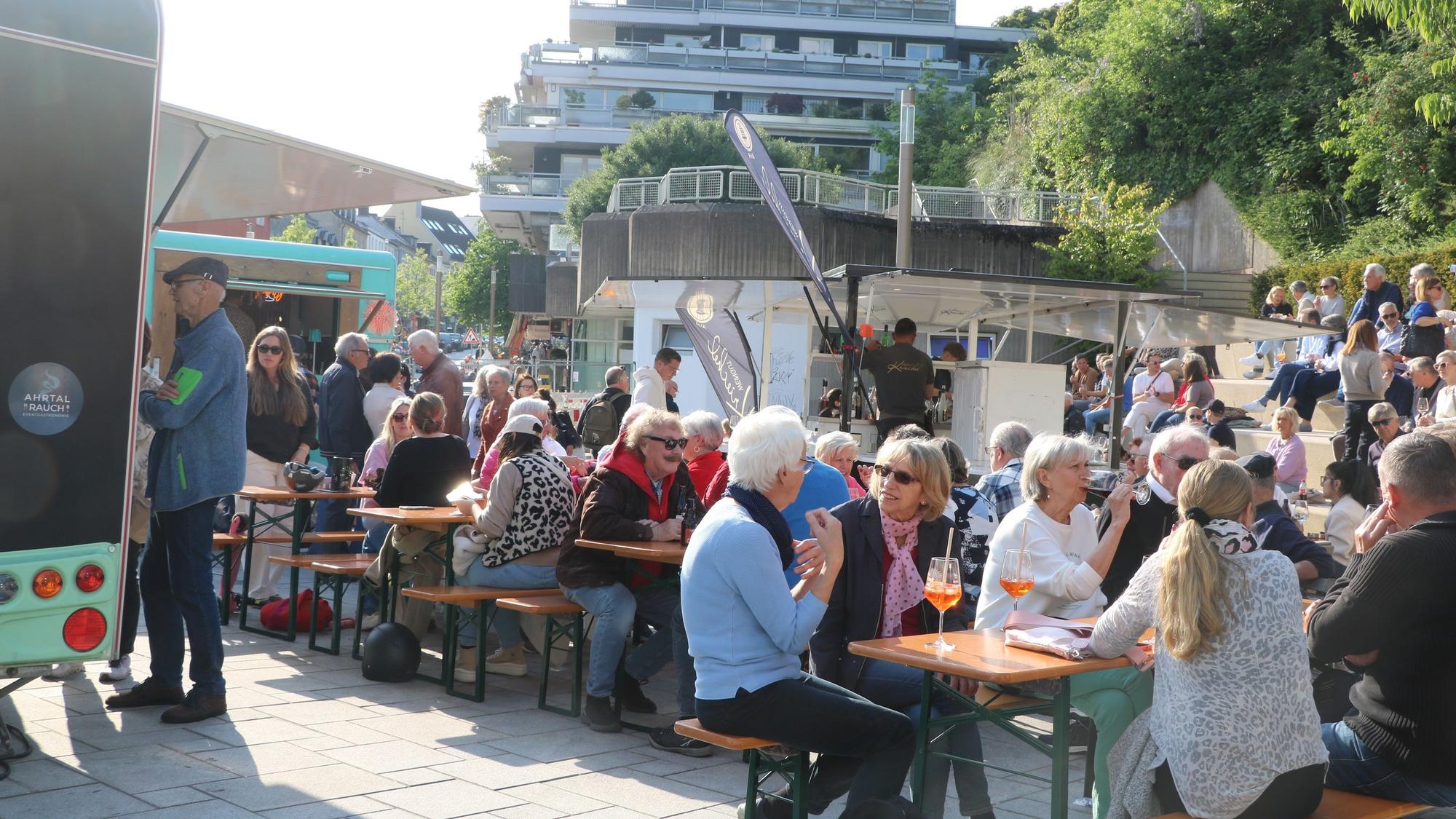 Die Bänke sind voll besetzt.