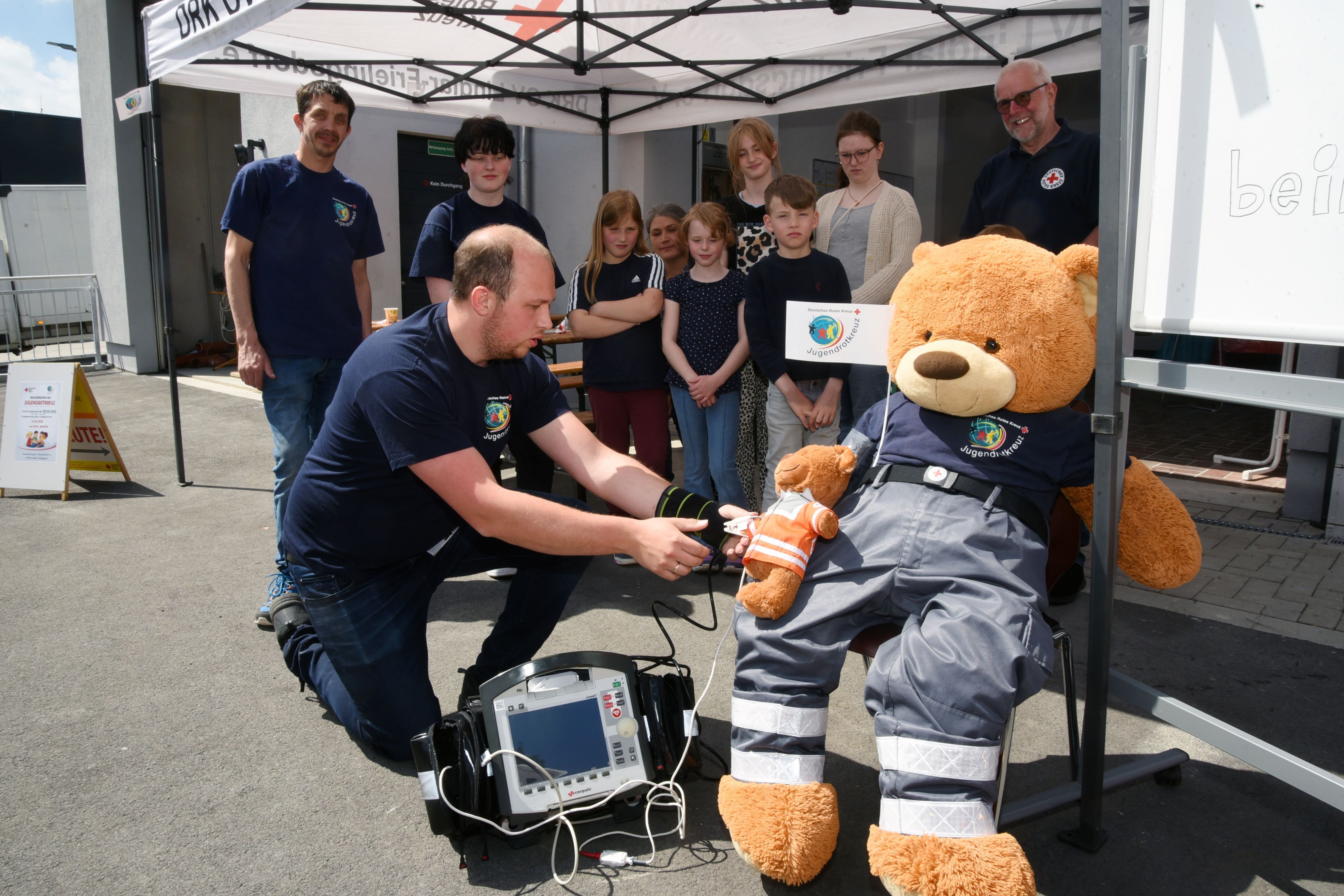 Die Leitung der neu gegründeten Jugenrotkreuzgruppe in Lindlar-Frielingsdorf am Standort in Scheel an der Eibachstraße präsentierten den interessierten Nachwuchs-Kräften die Technik am Teddybär.