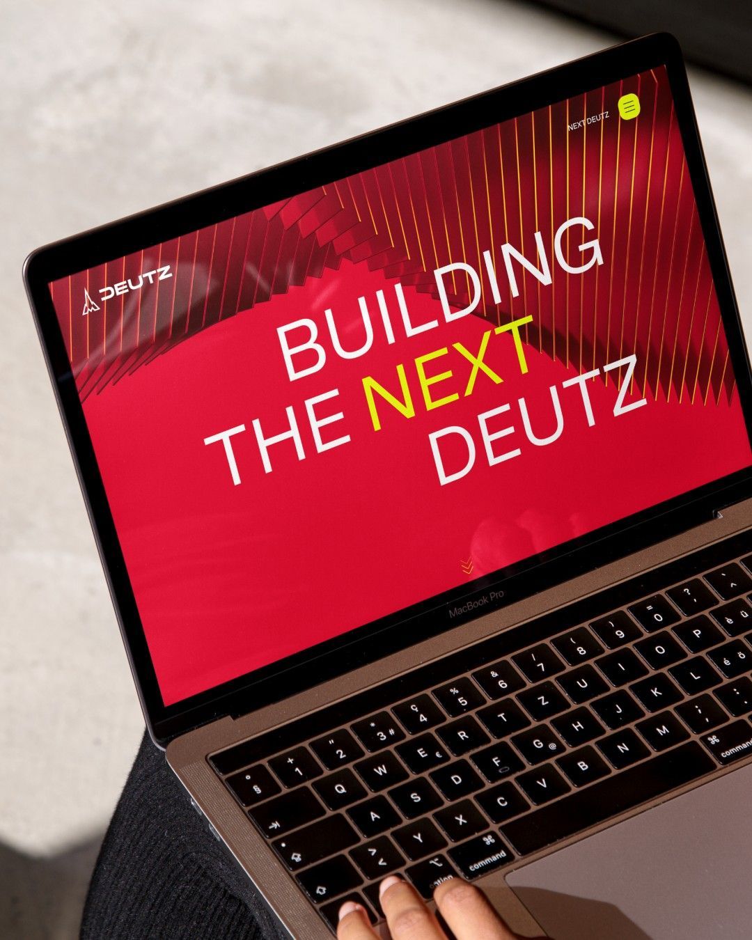 Laptopbildschirm mit der Deutz-Weibsite, darauf zu lesen der Schriftzug "Building the next Deutz", wobei das Wort "next" gelb hervorgehoben ist.