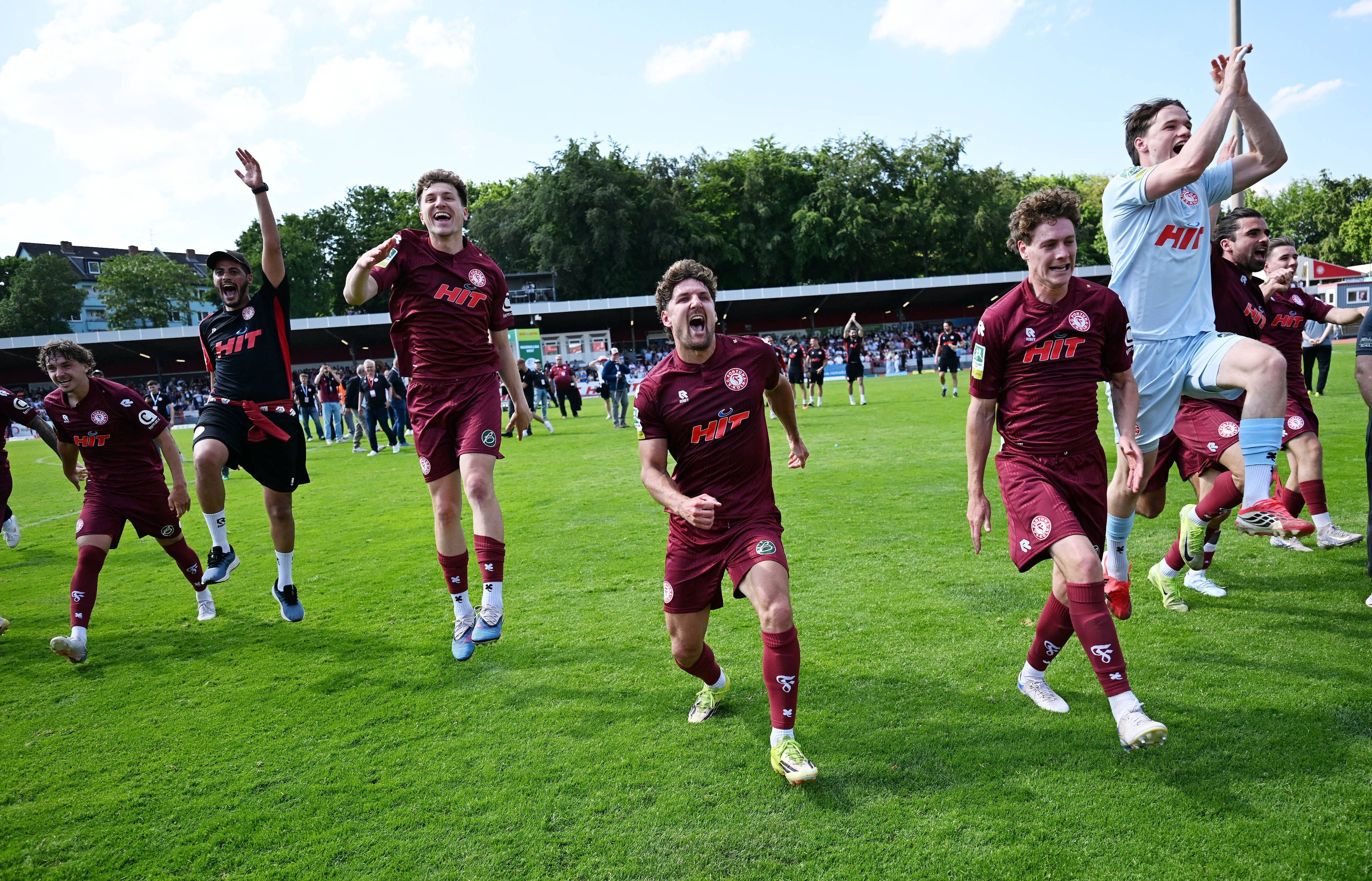 Ausgiebig feierten die Spieler von Fortuna Köln den Aufstieg am Wochenende.