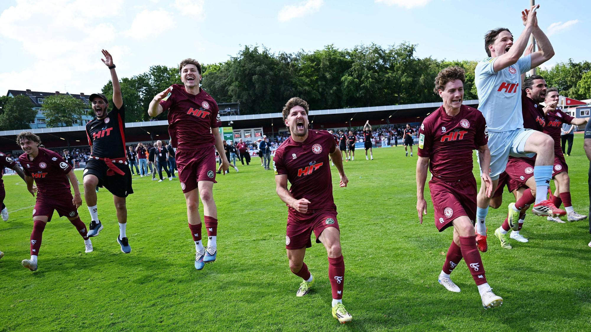 Ausgiebig feierten die Spieler von Fortuna Köln den Aufstieg am Wochenende.