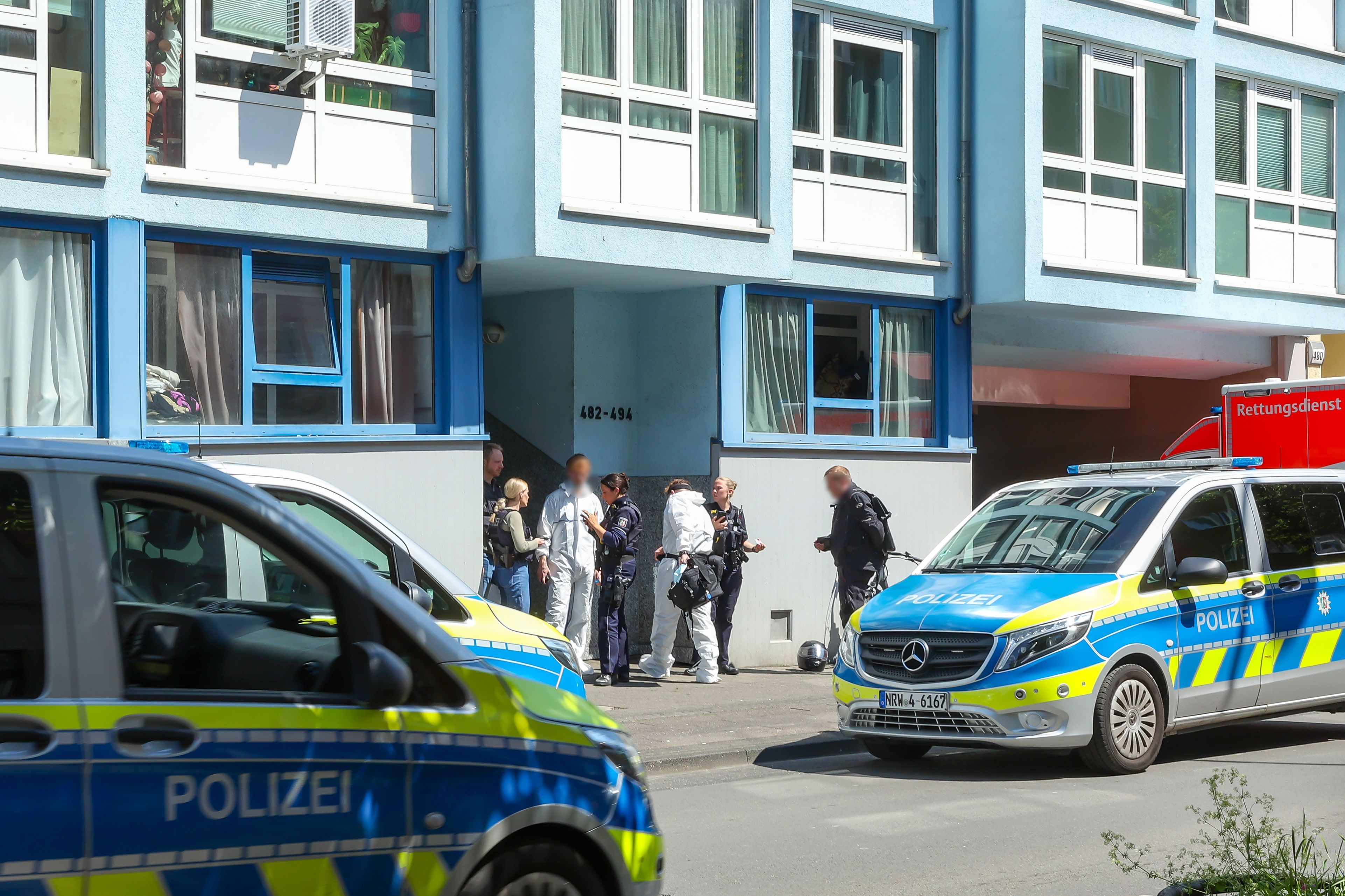 Die Polizei am Einsatzort in Köln-Ehrenfeld.
