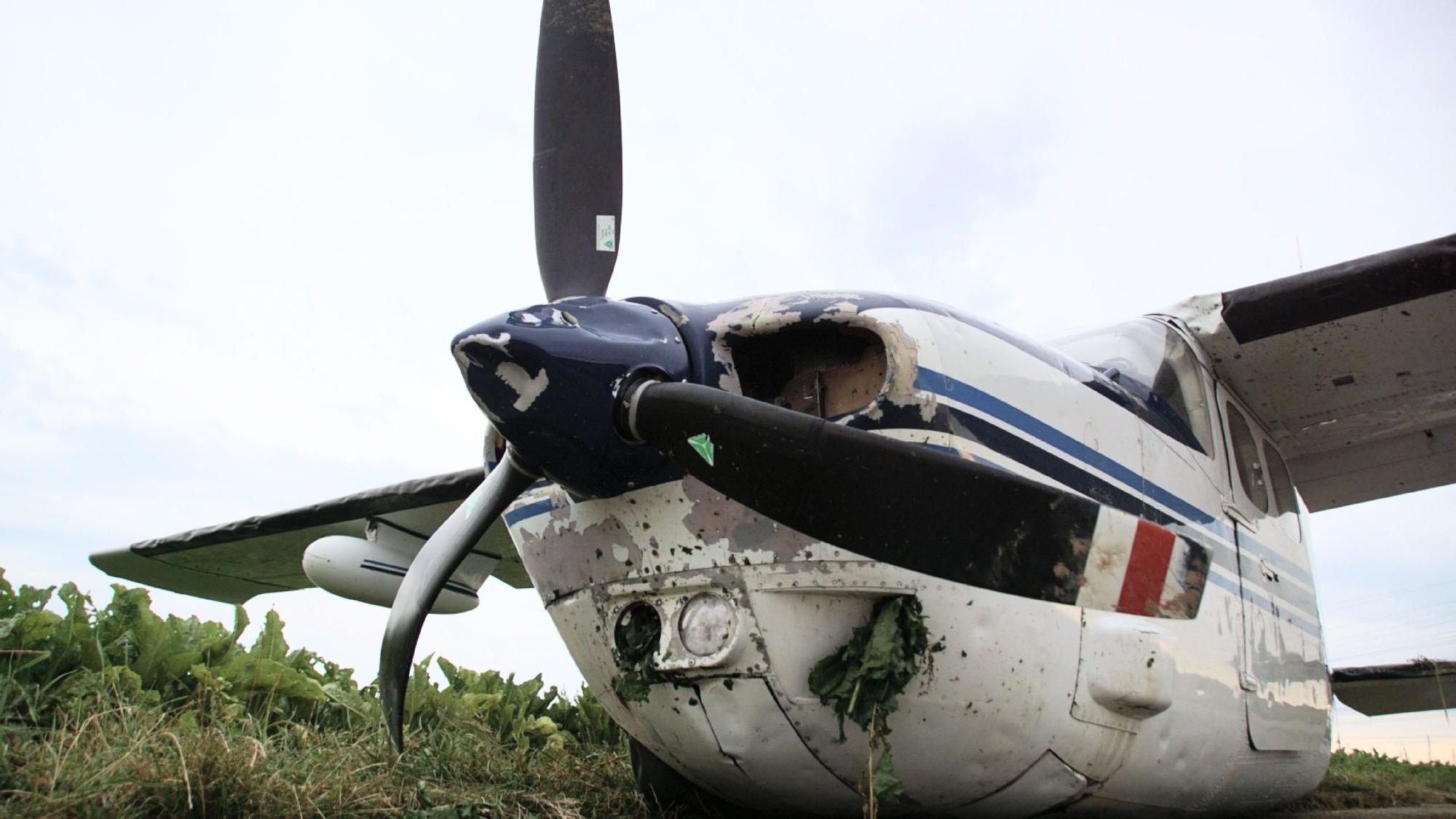 Eine stark beschädigte Cessna 210 (Archivfoto).