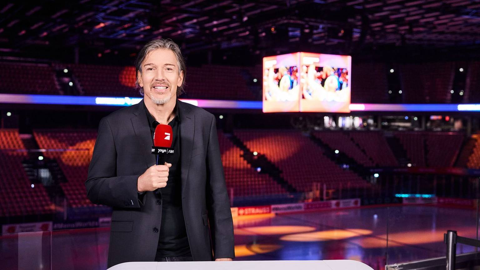 „Das Viertelfinale sollte nach wie vor Schritt eins für die deutsche Nationalmannschaft sein“, erklärt Ex-NHL-Star Uwe Krupp im ProSieben-Interview. (Bild: Joyn / ProSieben / Theis Poulsen)