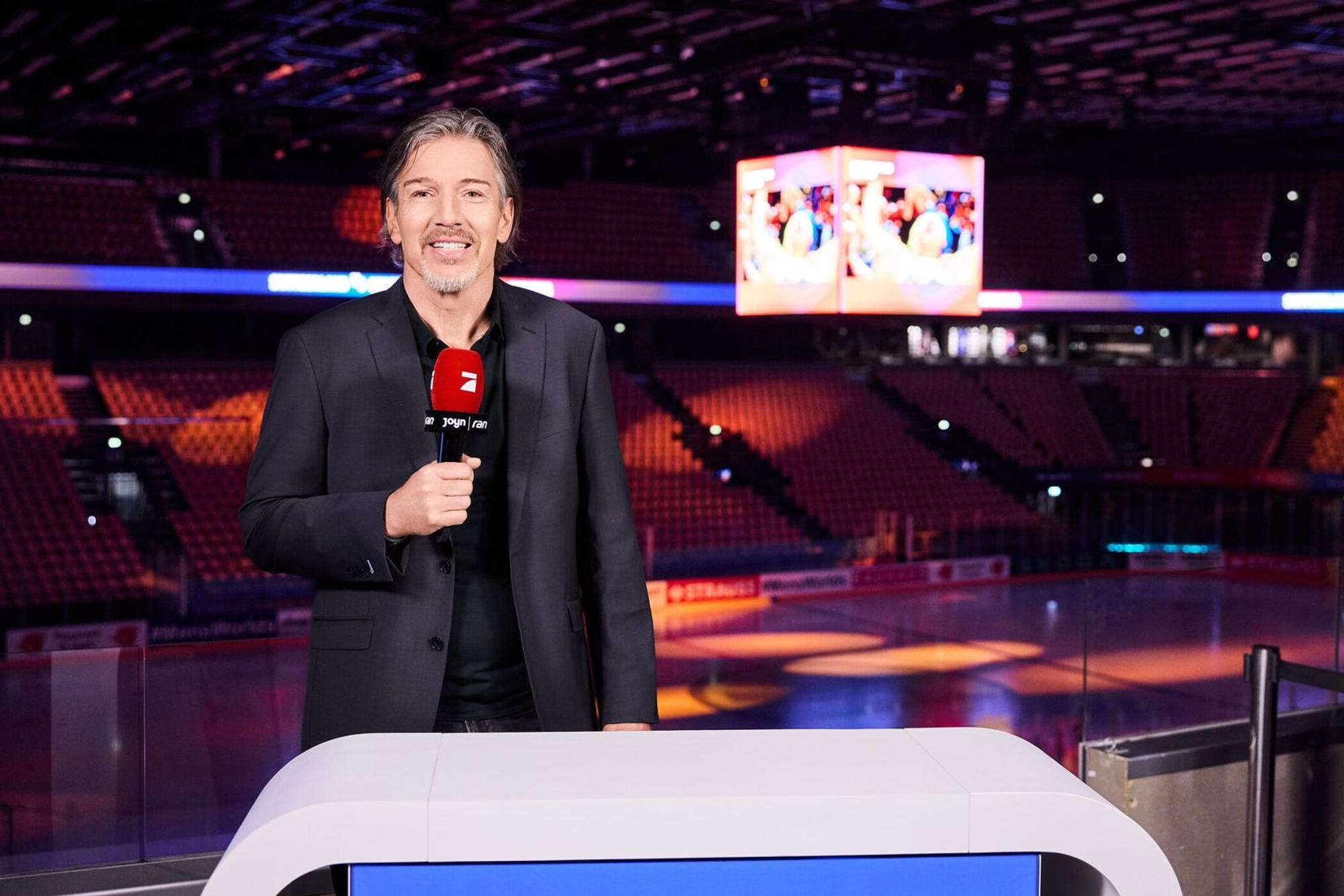 „Das Viertelfinale sollte nach wie vor Schritt eins für die deutsche Nationalmannschaft sein“, erklärt Ex-NHL-Star Uwe Krupp im ProSieben-Interview. (Bild: Joyn / ProSieben / Theis Poulsen)