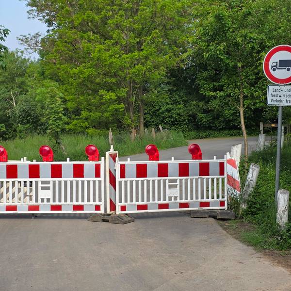 Baustellenbarken sperren die Straße zwischen Overath-Leffelsend und -Brodhausen im Overather Sülztal ab.