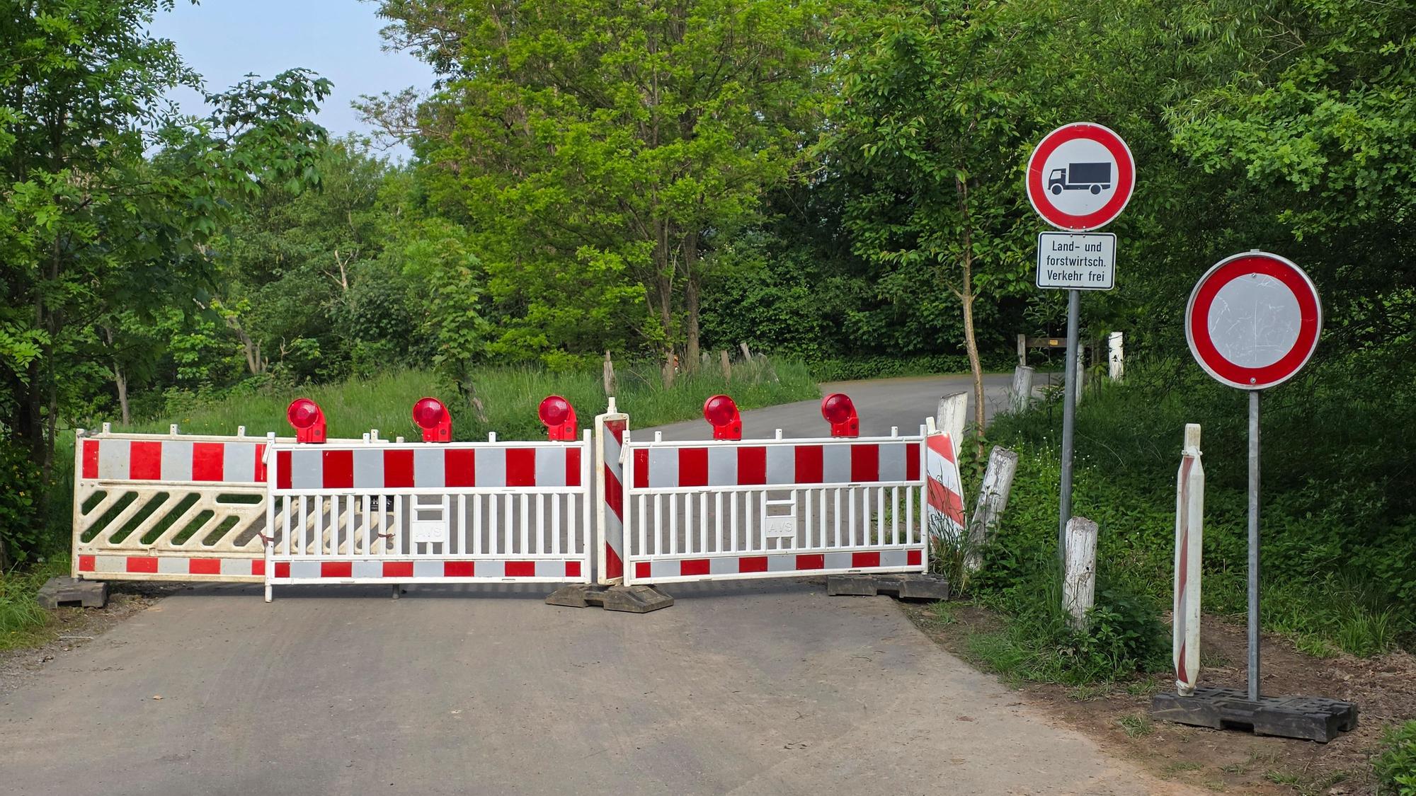 Baustellenbarken sperren die Straße zwischen Overath-Leffelsend und -Brodhausen im Overather Sülztal ab.