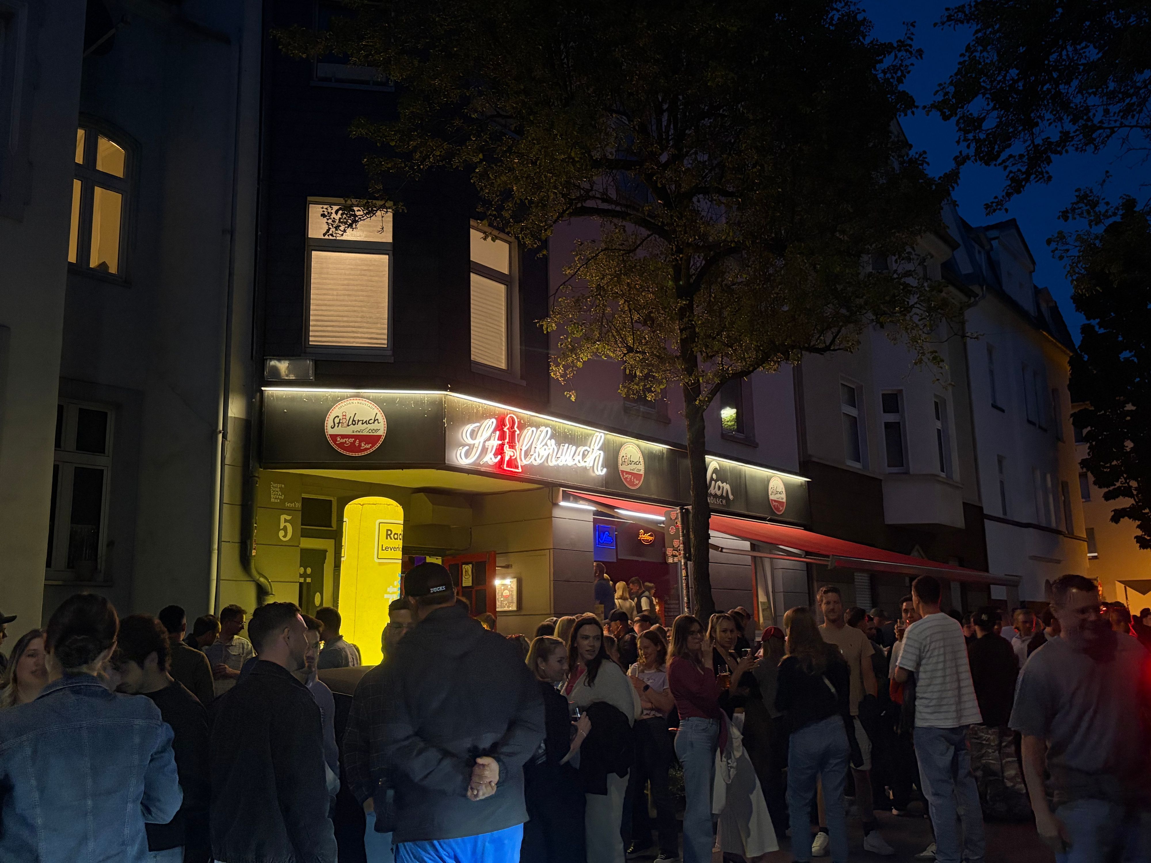 Vor der Kneipe Stillbruch in Opladen versammelten sich Hunderte Besucherinnen und Besucher, um die Musik von DJ Thomas Wagner zu hören.