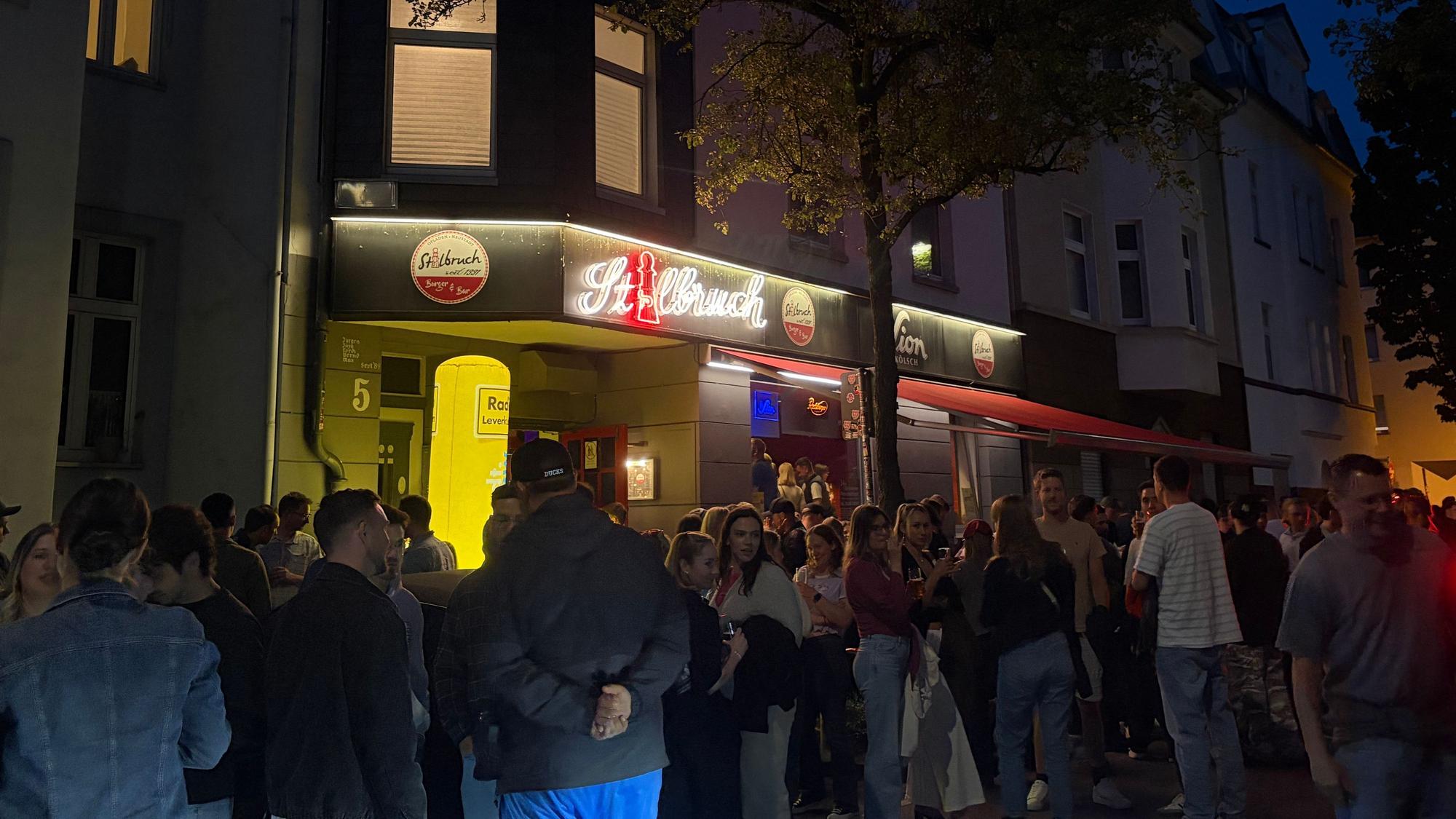 Vor der Kneipe Stillbruch in Opladen versammelten sich Hunderte Besucherinnen und Besucher, um die Musik von DJ Thomas Wagner zu hören.