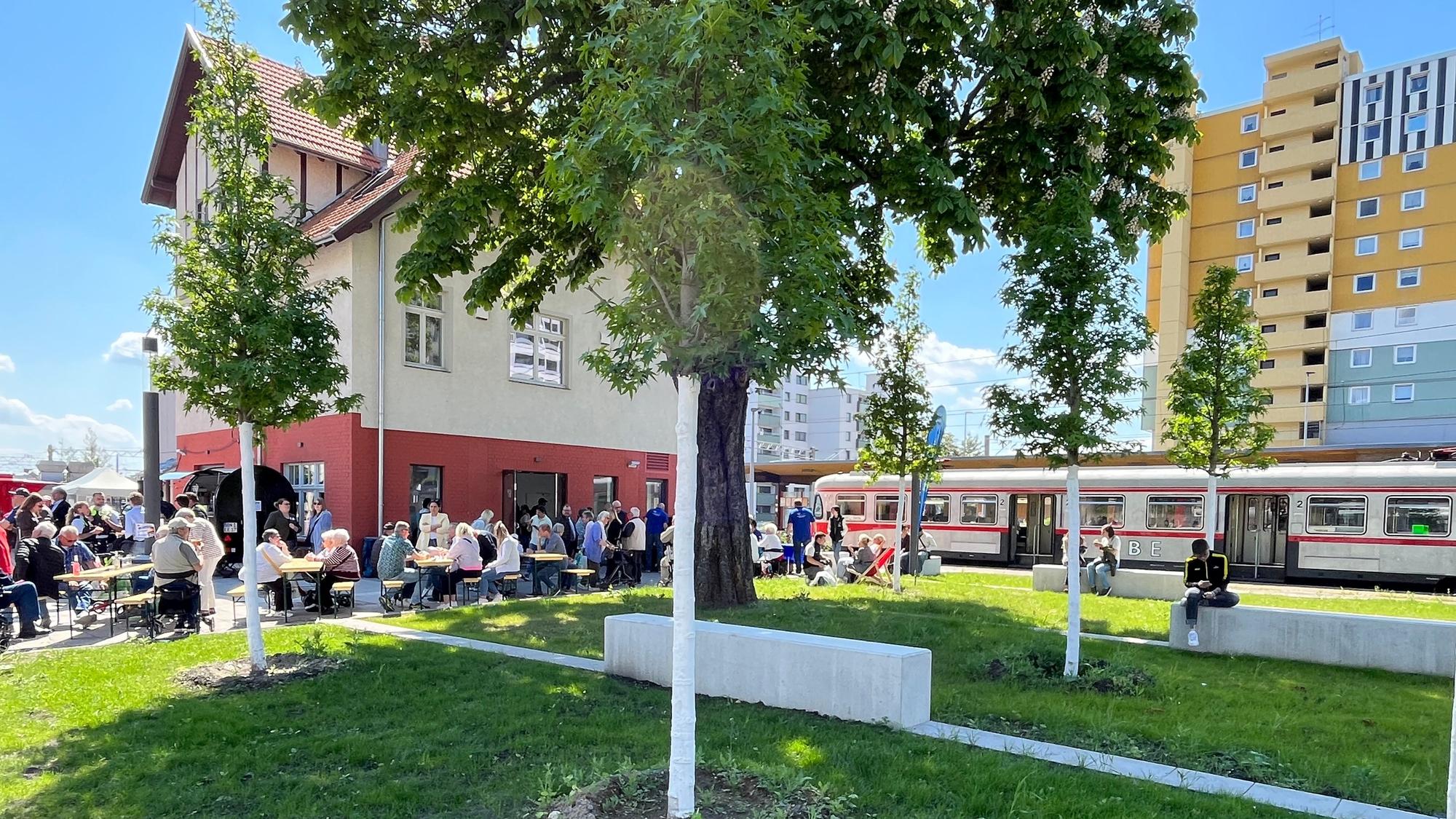 Zum neuen Bahnhofsumfeld gehören nun Grünflächen, Bäume und Sitzgelegenheiten.