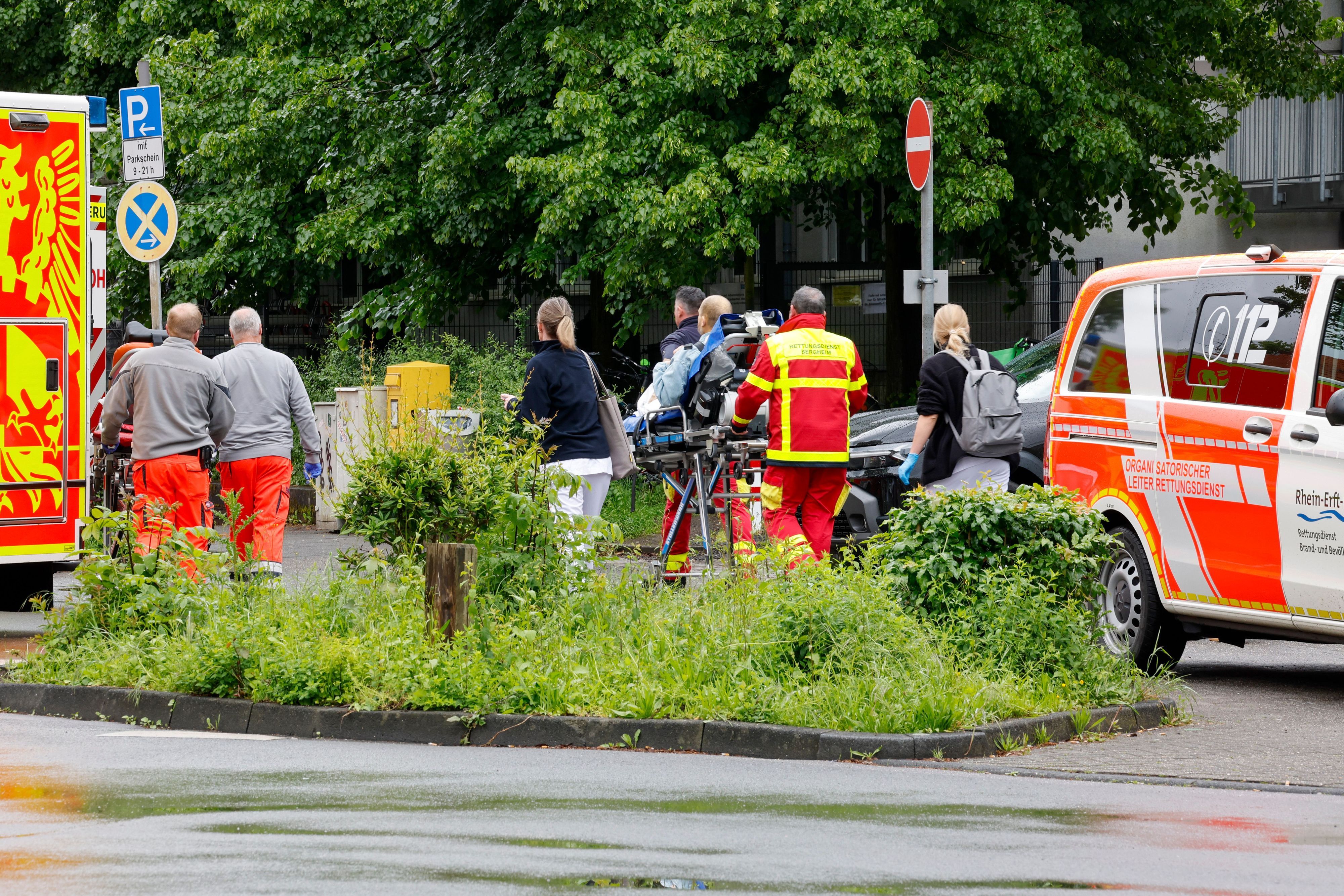 Diverse Einsatz- und Krankenwagen transportieren am Montag (11. Mai) Patienten vom Sankt-Elisabeth-Krankenhaus in Köln-Lindenthal, das evakuiert werden muss, in andere Kliniken der Stadt.