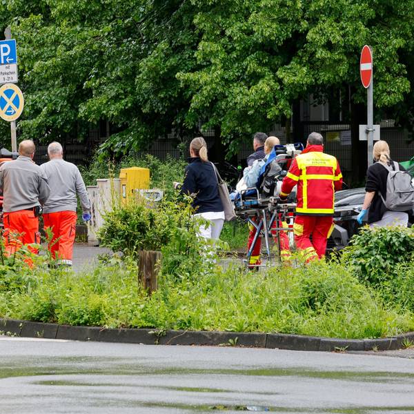 Diverse Einsatz- und Krankenwagen transportieren am Montag (11. Mai) Patienten vom Sankt-Elisabeth-Krankenhaus in Köln-Lindenthal, das evakuiert werden muss, in andere Kliniken der Stadt.