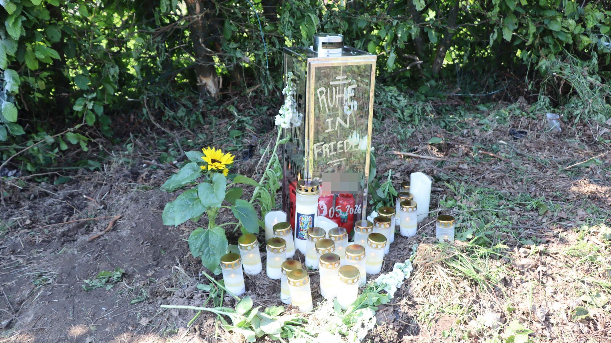 Blumen und Kerzen sind an der Unfallstelle aufgestellt und niederlegt - viele Menschen trauern um das Unfallopfer.