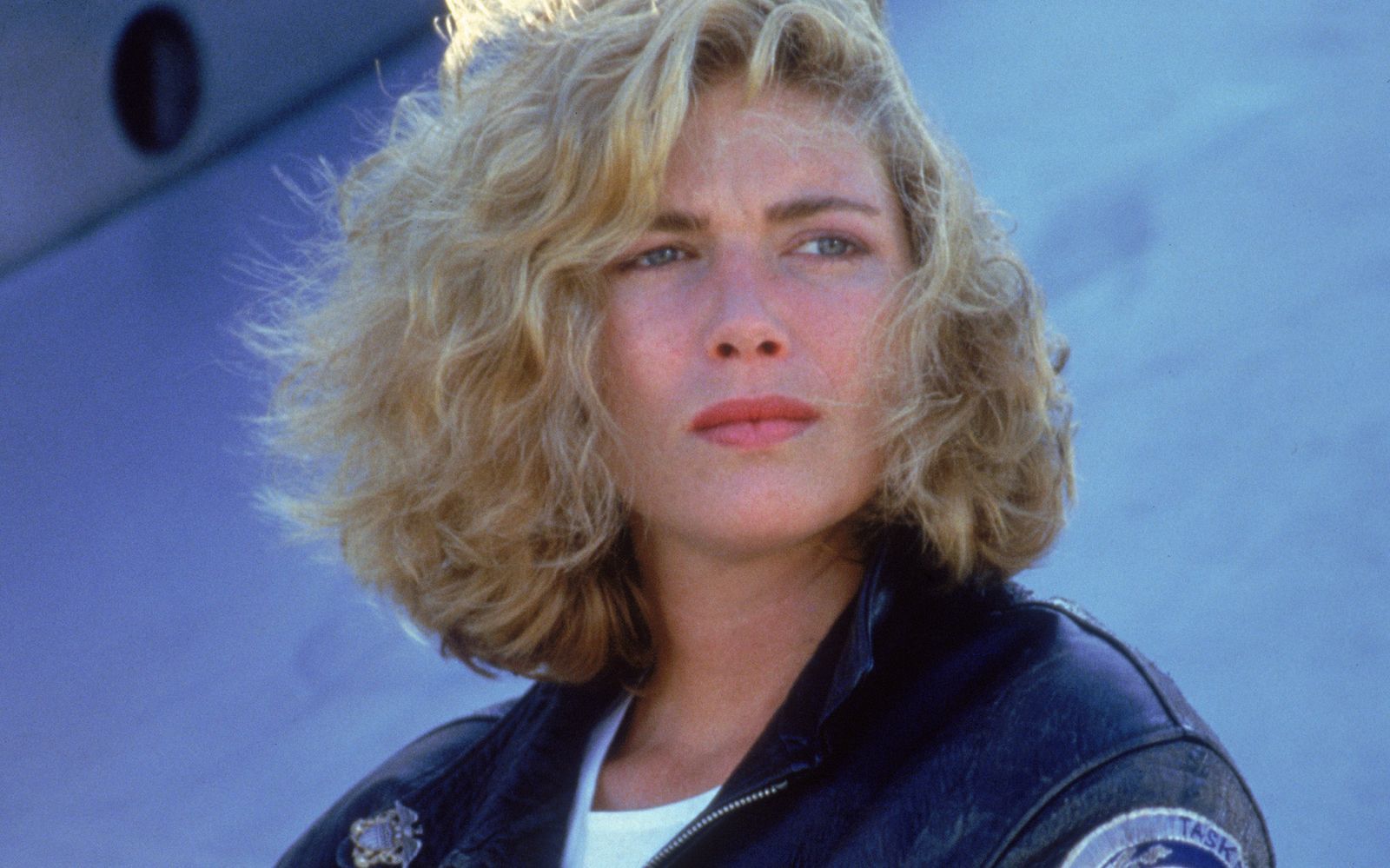 Eine Ausbilderin wie diese wünscht sich so mancher - obwohl Maverick, als er sie in einer Bar kennenlernt, nicht weiß, dass sie ihn anleiten wird. Der Pilot hat das Glück, von Charlie (Kelly McGillis) in die Kampfjet-Kunst eingewiesen zu werden, und verliebt sich in sie. (Bild: TM & © 2017 by Paramount Pictures. All rights reserved.		)