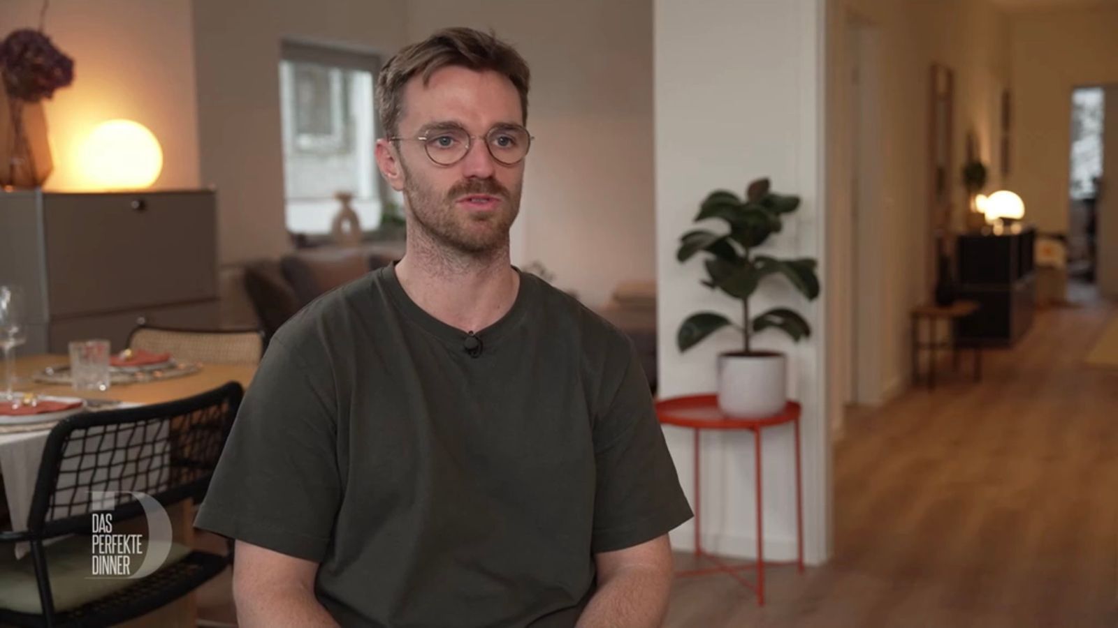 „Schon ein Adrenalinkick“: Patrick (31) ist der Gastgeber an Tag 2. (Bild: RTL)