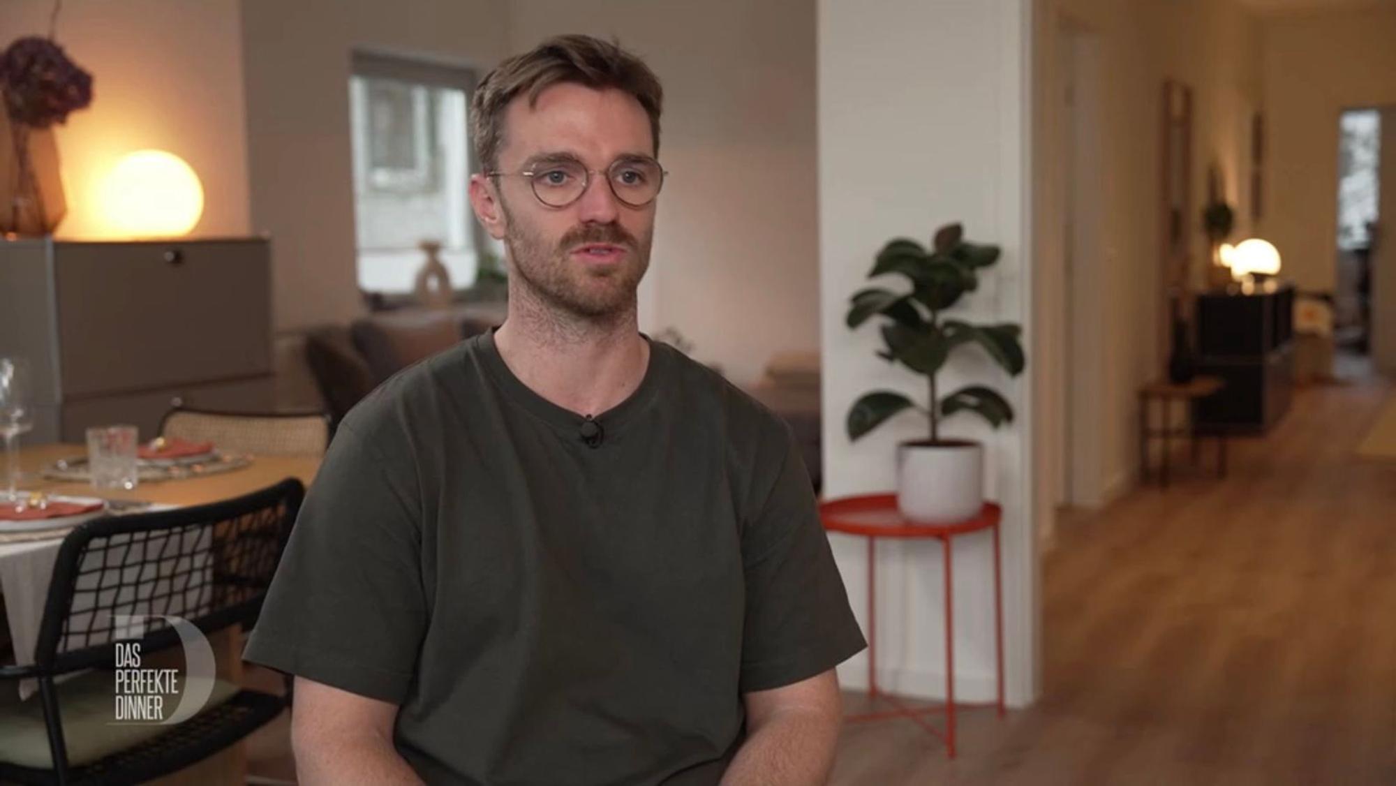 „Schon ein Adrenalinkick“: Patrick (31) ist der Gastgeber an Tag 2. (Bild: RTL)