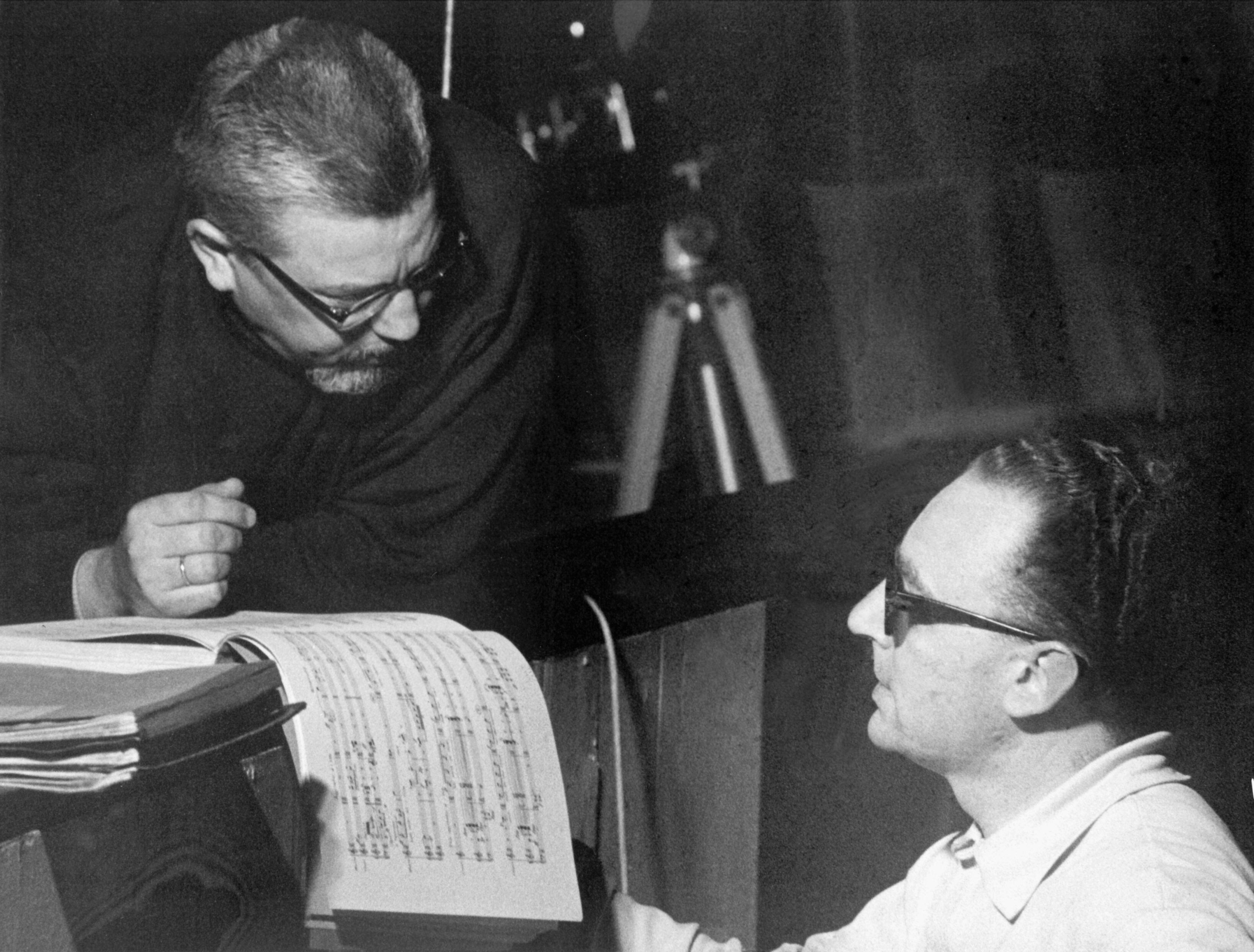 Der Komponist der Oper "Die Soldaten", Bernd Alois Zimmermann (l), unterhält sich mit dem Dirigenten und musikalischen Leiter Michael Gielen während einer Probe im Kölner Opernhaus.