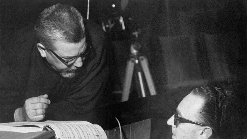 Der Komponist der Oper "Die Soldaten", Bernd Alois Zimmermann (l), unterhält sich mit dem Dirigenten und musikalischen Leiter Michael Gielen während einer Probe im Kölner Opernhaus.