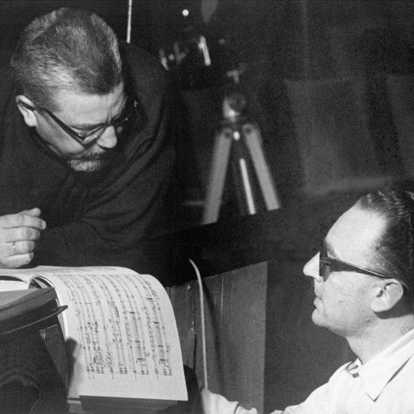 Der Komponist der Oper "Die Soldaten", Bernd Alois Zimmermann (l), unterhält sich mit dem Dirigenten und musikalischen Leiter Michael Gielen während einer Probe im Kölner Opernhaus.