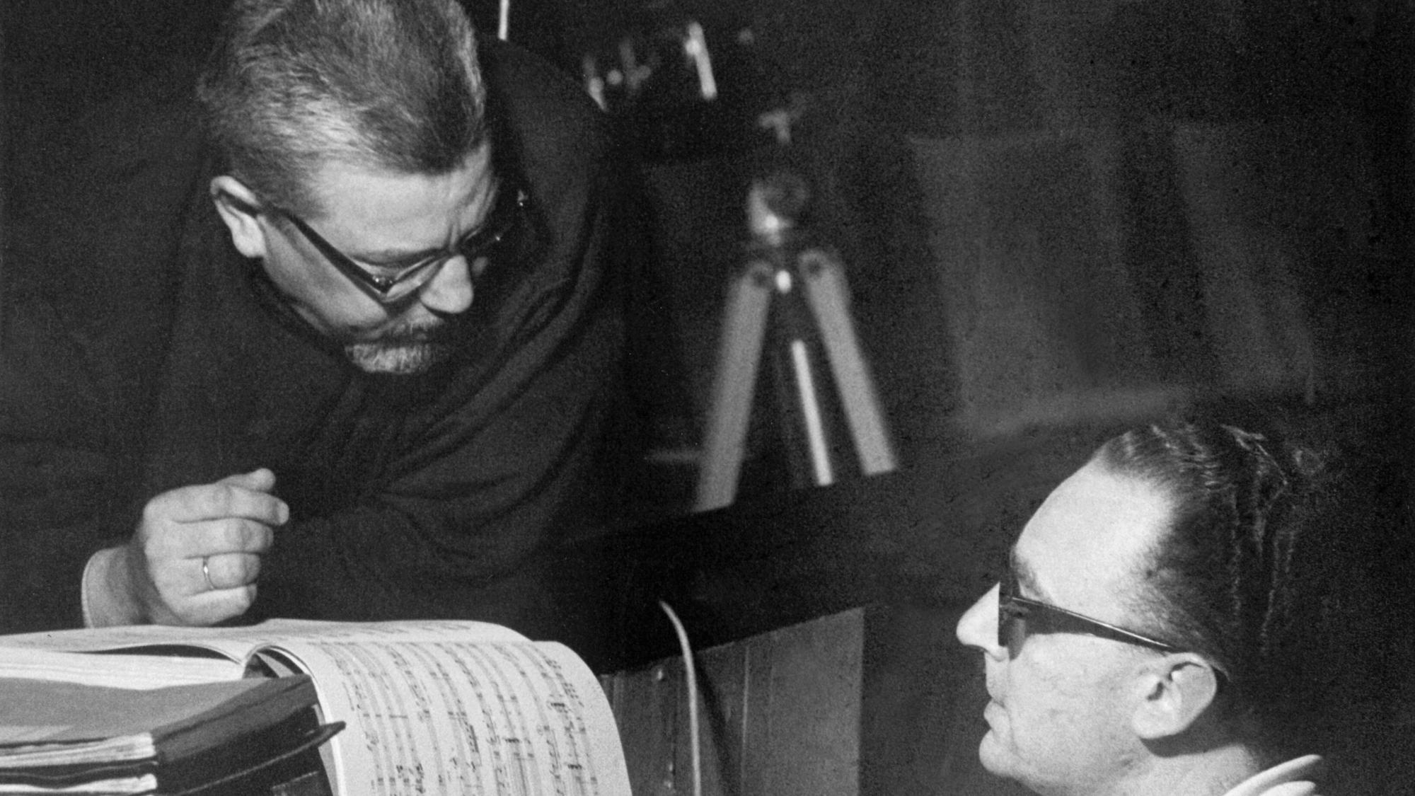 Der Komponist der Oper "Die Soldaten", Bernd Alois Zimmermann (l), unterhält sich mit dem Dirigenten und musikalischen Leiter Michael Gielen während einer Probe im Kölner Opernhaus.