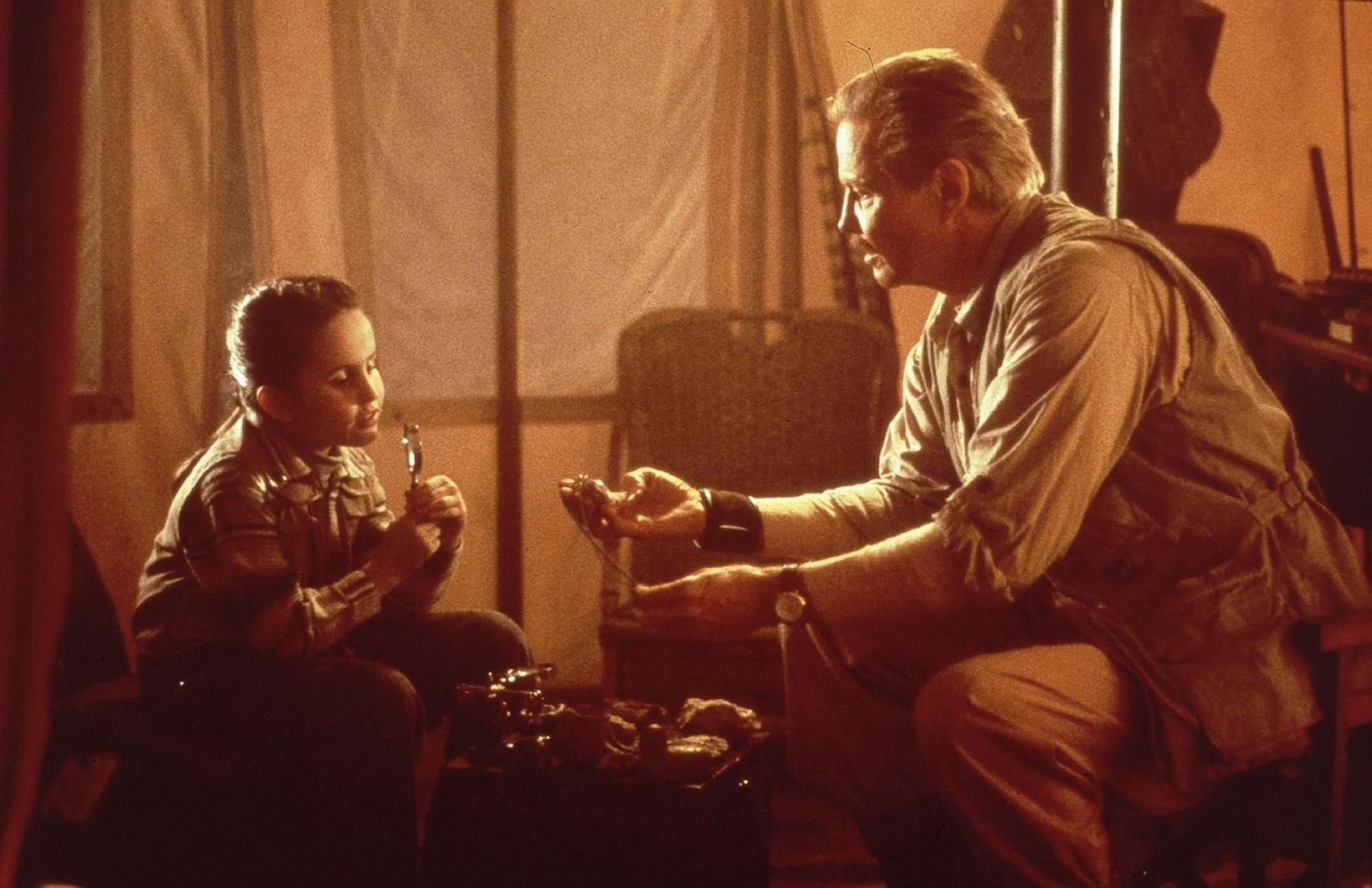 Lord Richard Croft (Jon Voight) erzählt seiner Tochter Lara (Rachel Appleton) von der besonderen Planetenkonstellation bei der alle Planeten in einer Reihe stehen, was nur rund alle 5000 Jahre geschieht. (Bild: 2001 PARAMOUNT PICTURES. TOMB RAIDER AND LARA CROFT ARE TRADEMARKS OF CORRE DESIGN LTD. All Rights Reserved.)