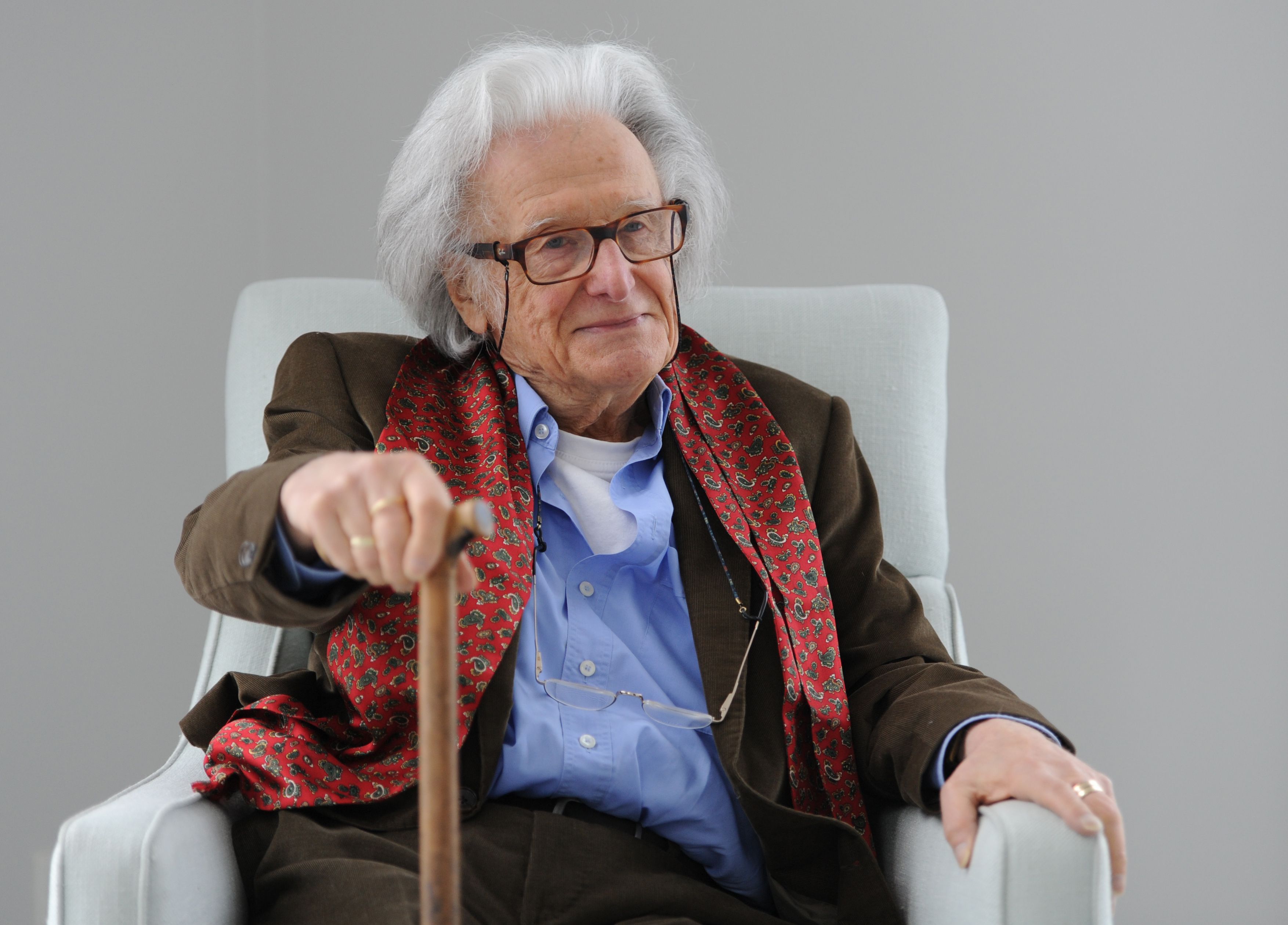 Schriftsteller Ralph Giordano sitzt am 20.03.2013 in Hamburg vor dem Senatsempfang zu seinem 90. Geburtstag im Gästehaus des Senats.