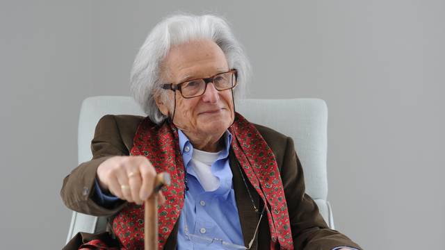 Schriftsteller Ralph Giordano sitzt am 20.03.2013 in Hamburg vor dem Senatsempfang zu seinem 90. Geburtstag im Gästehaus des Senats.