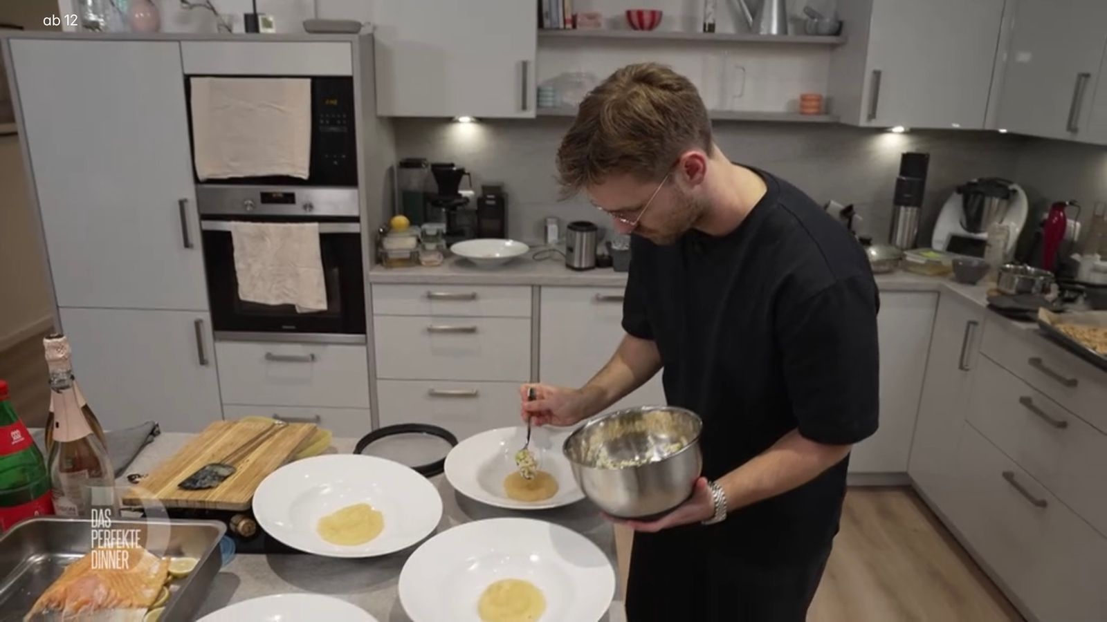 Auch das Anrichten ist Patrick (31) wichtig. (Bild: RTL)