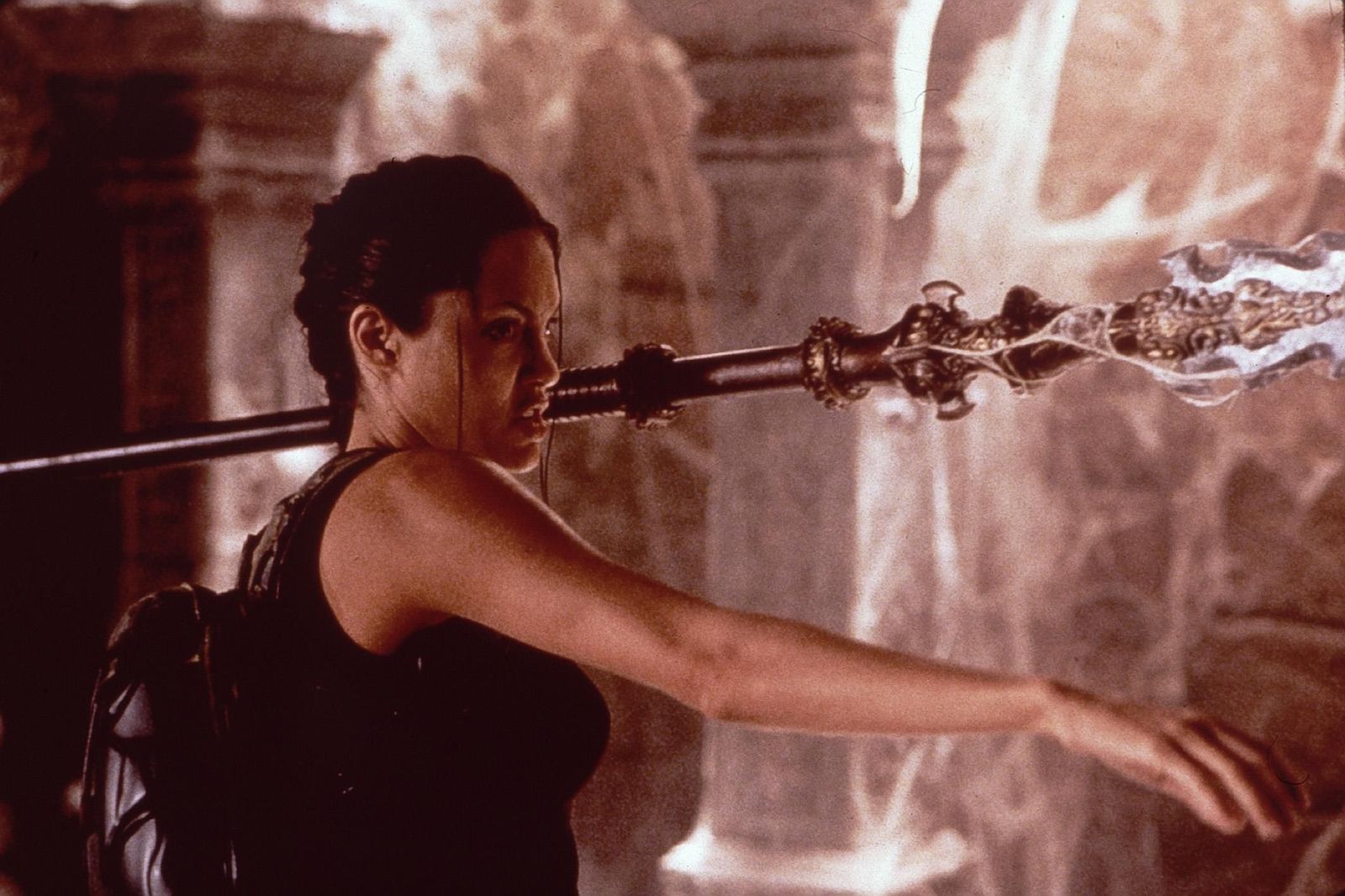 Lara (Angelina Jolie) kämpft gegen einen Geheimbund.  (Bild: 2001 PARAMOUNT PICTURES. TOMB RAIDER AND LARA CROFT ARE TRADEMARKS OF CORRE DESIGN LTD. All Rights Reserved.)