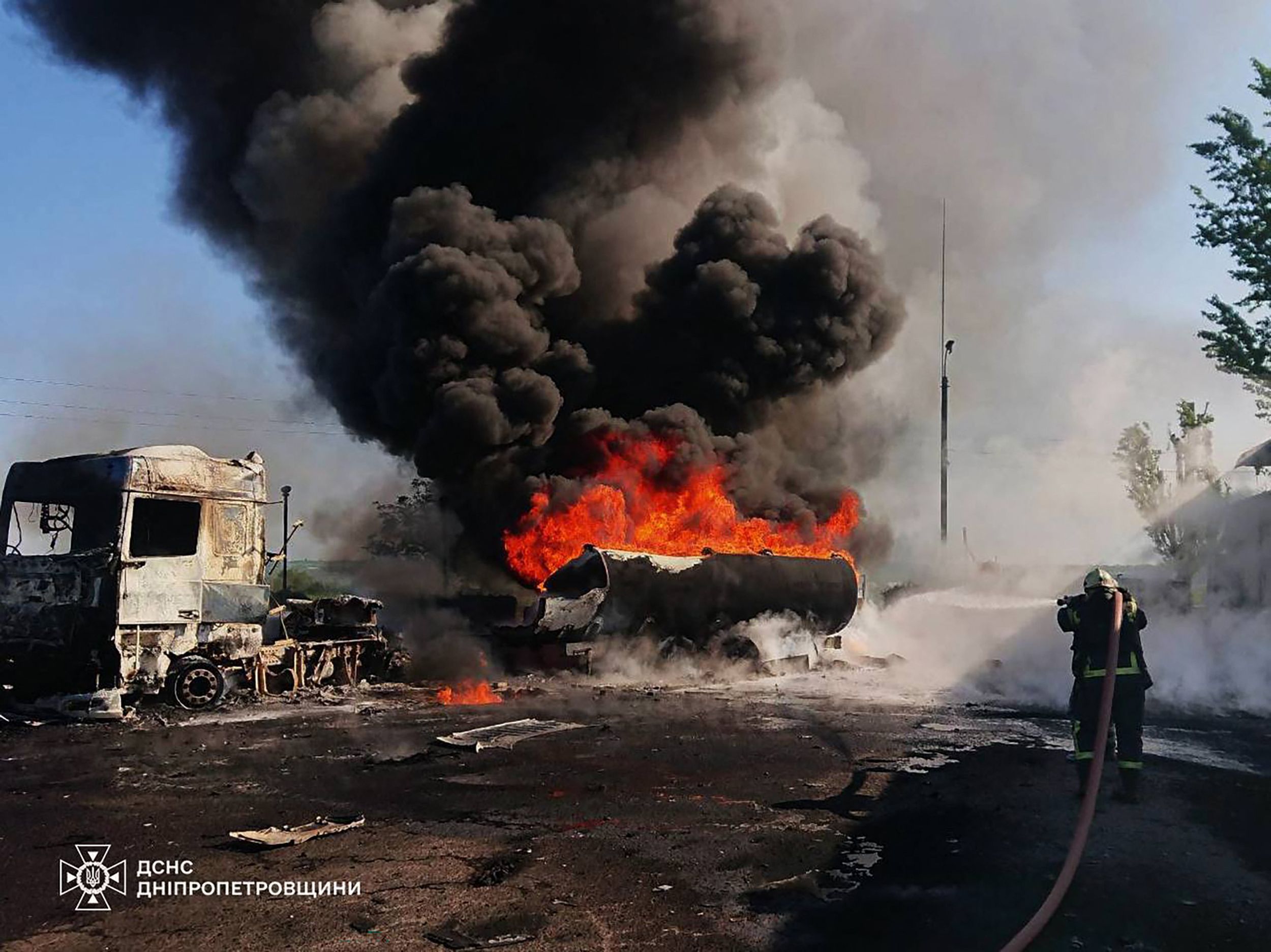 Dieses vom Staatlichen Notfalldienst der Ukraine am 12. Mai aufgenommene und veröffentlichte Pressefoto zeigt einen Feuerwehrmann, der nach einem russischen Angriff versucht, einen Brand in der Region Dnipro zu löschen.