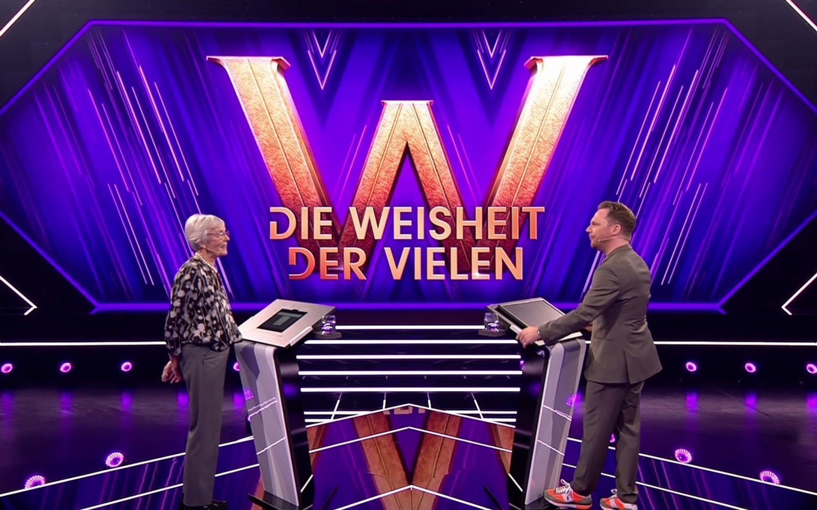 Der Comedian schäkert mit der pensionierten Lehrerin. (Bild: RTL)