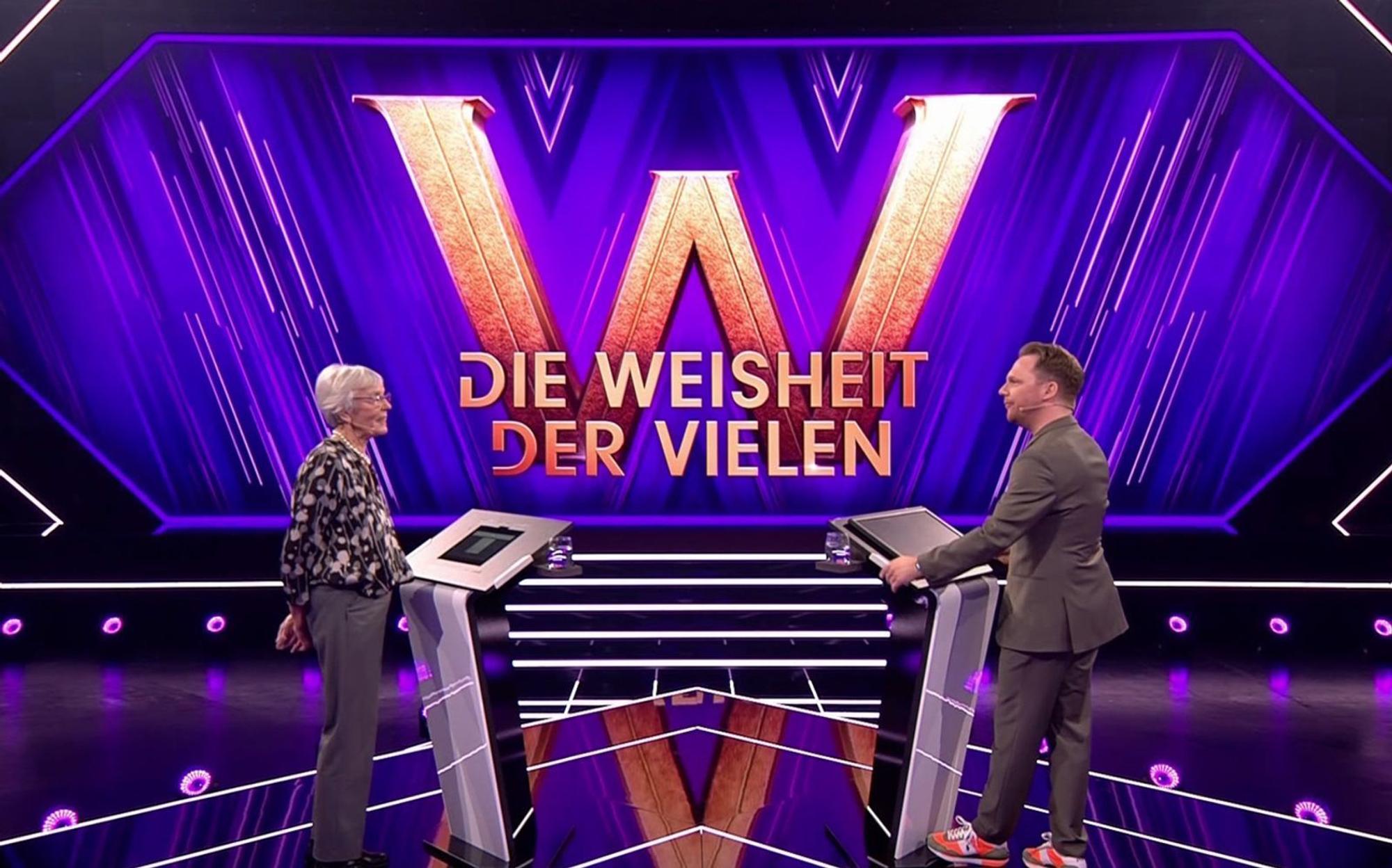 Der Comedian schäkert mit der pensionierten Lehrerin. (Bild: RTL)