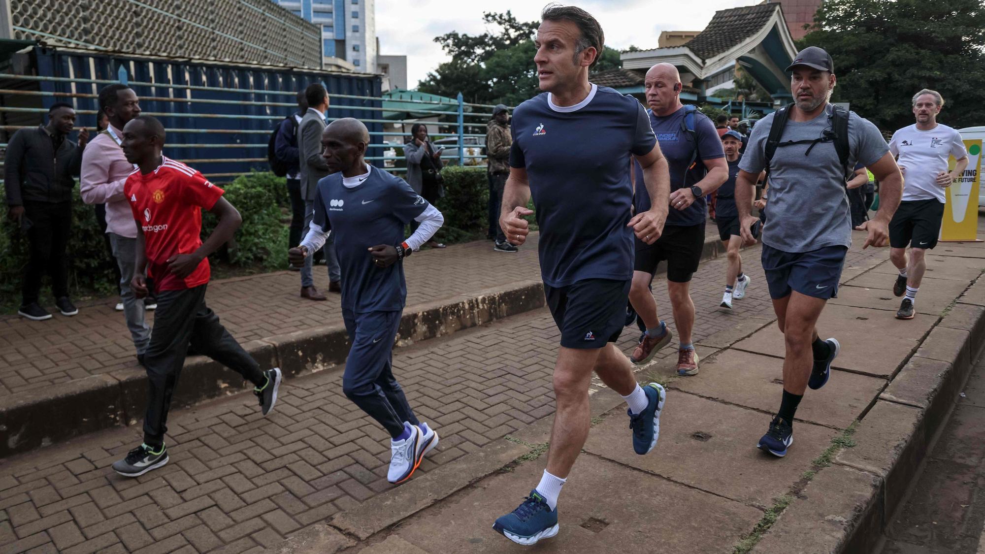 Frankreichs Präsident Emmanuel Macron dreht eine Joggingrunde zusammen mit Marathon-Champion Eliud Kipchoge. (Archvibld)
