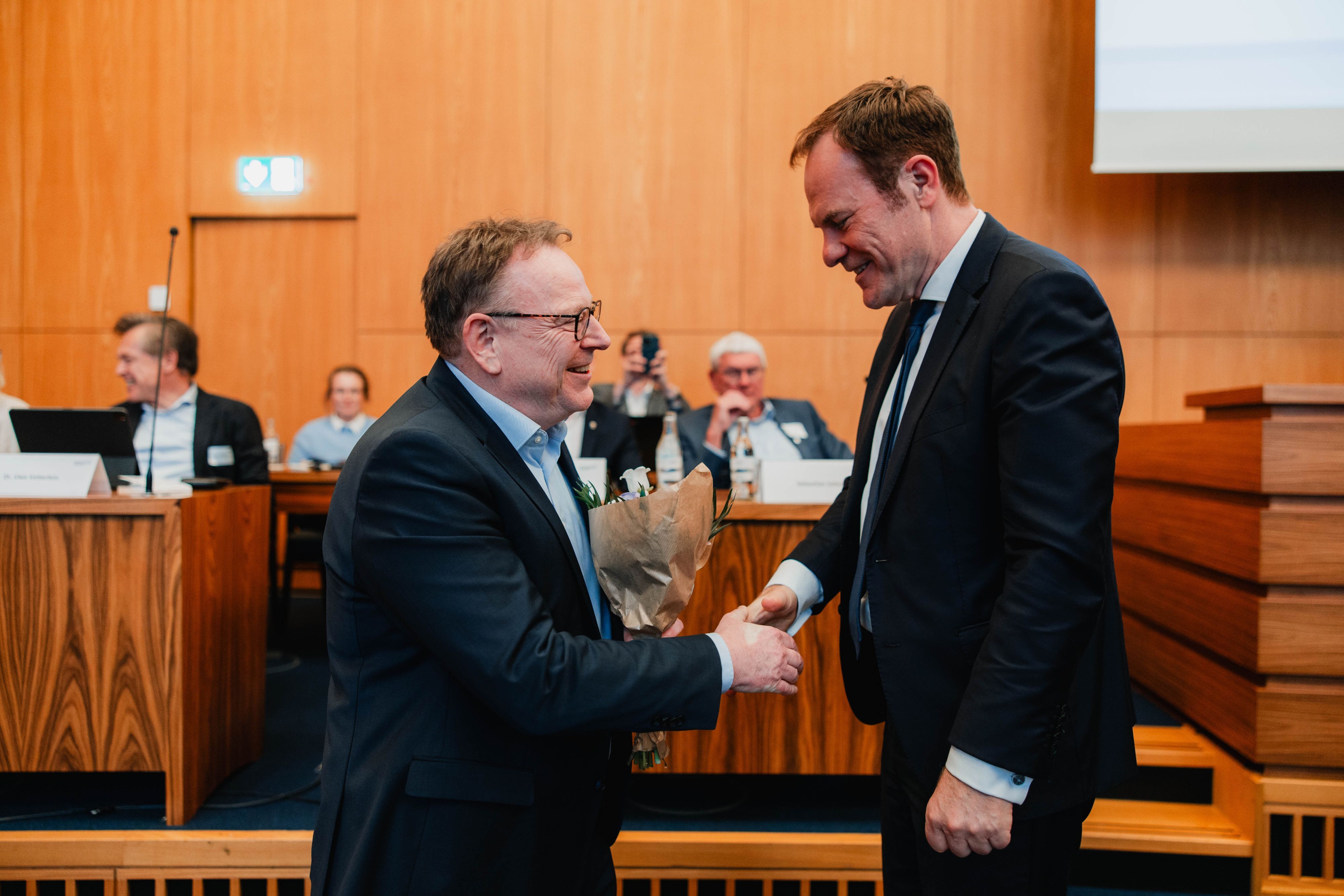 Kölns Oberbürgermeister Torsten Burmester (l.) übernimmt das Amt des Vorstandsvorsitzenden der Metropolregion Rheinland von seinem Düsseldorfer Amtskollegen Stephan Keller.