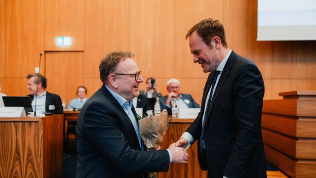 Kölns Oberbürgermeister Torsten Burmester (l.) übernimmt das Amt des Vorstandsvorsitzenden der Metropolregion Rheinland von seinem Düsseldorfer Amtskollegen Stephan Keller.