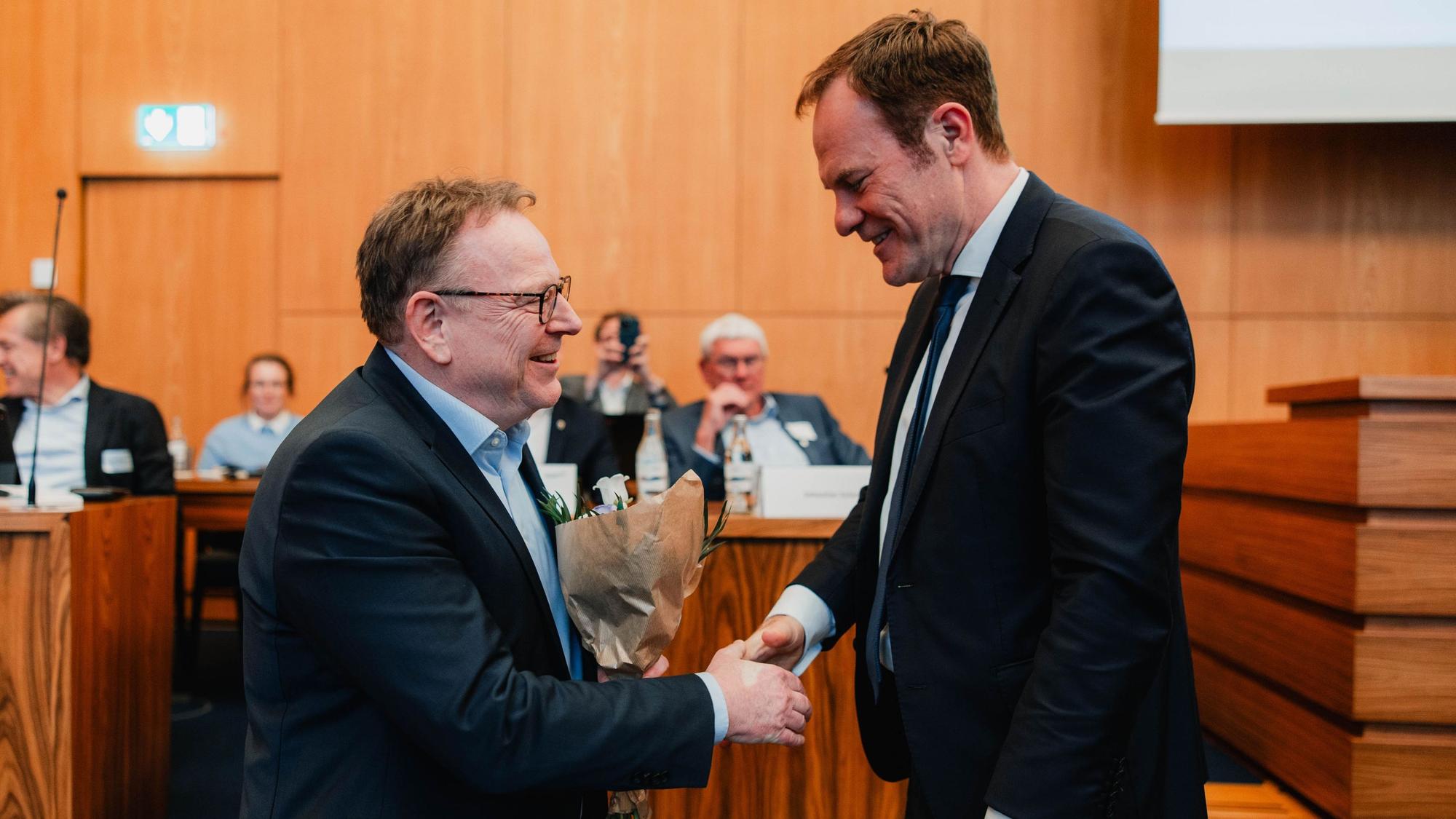 Kölns Oberbürgermeister Torsten Burmester (l.) übernimmt das Amt des Vorstandsvorsitzenden der Metropolregion Rheinland von seinem Düsseldorfer Amtskollegen Stephan Keller.