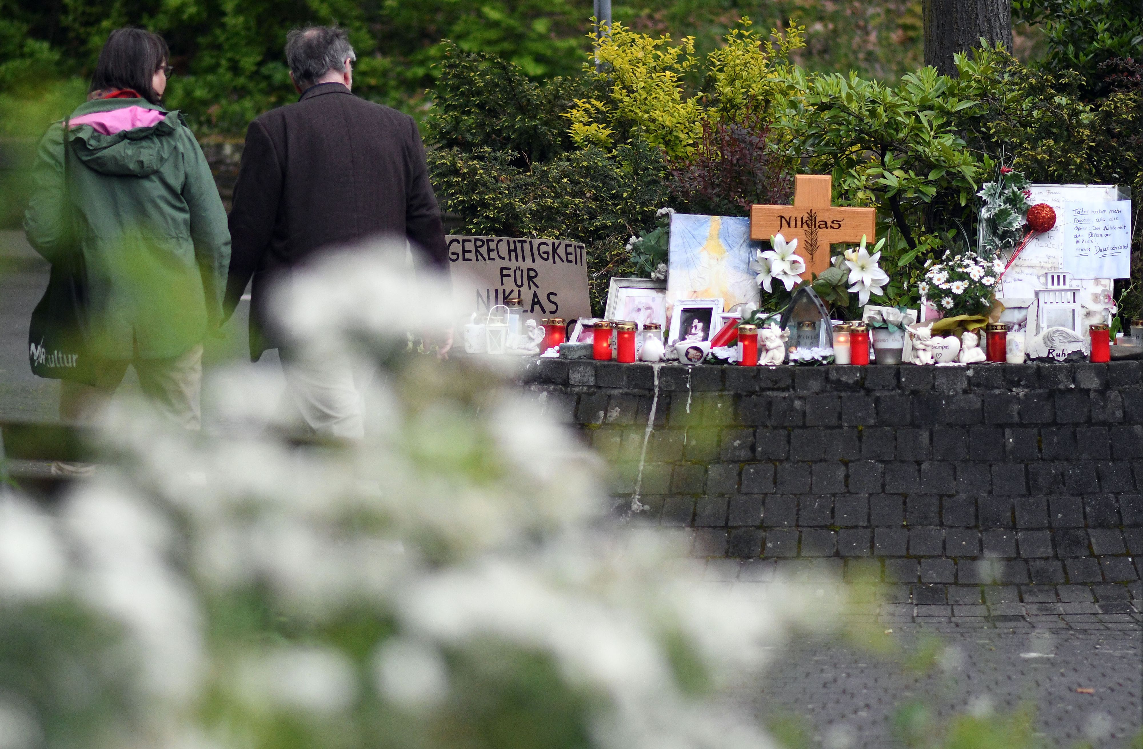 Nach dem Tod von Niklas Pöhler legten hunderte Menschen Kerzen und Blumen am Ort der Prügelattacke nieder.