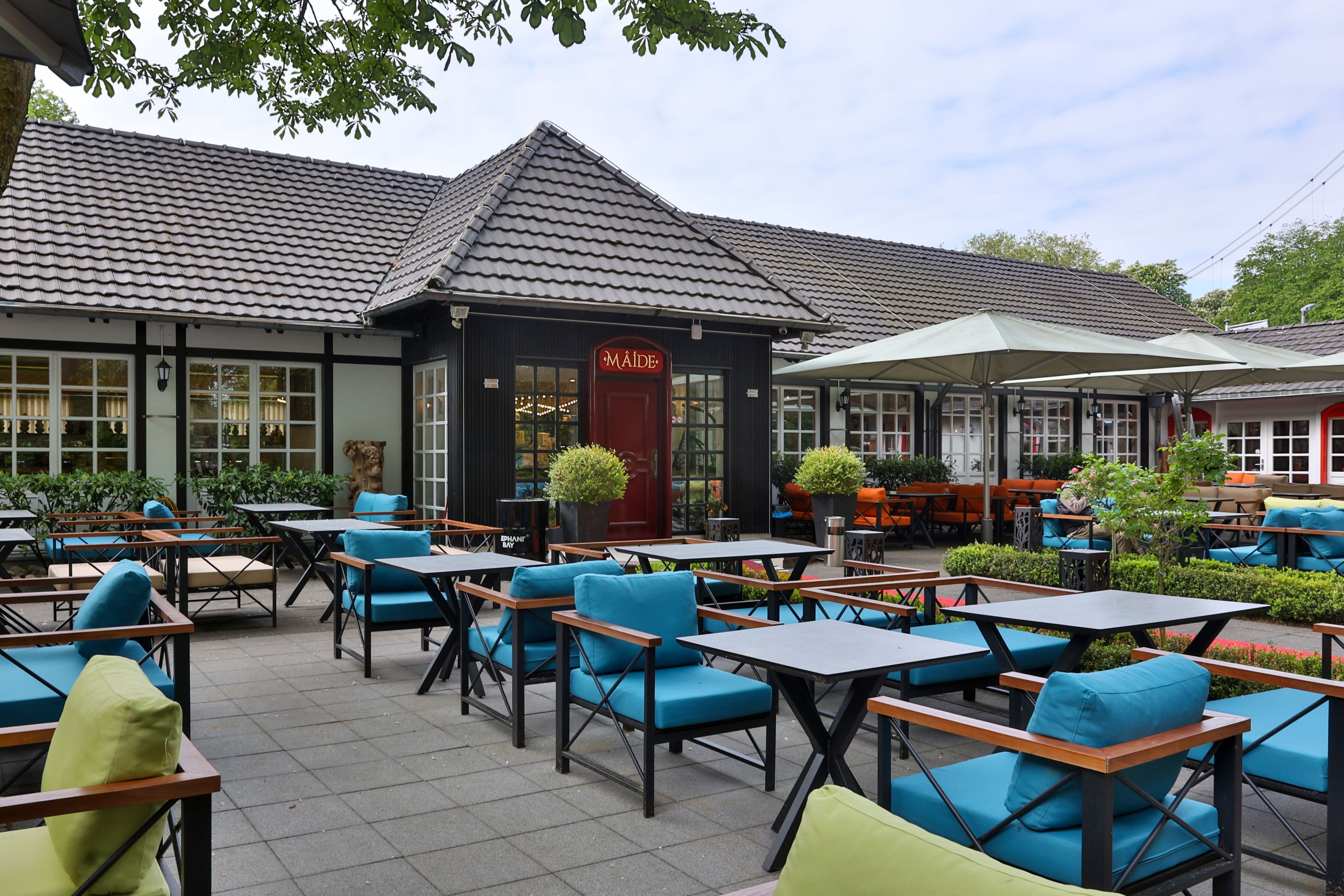 Die Terrasse und ein Blick auf den Eingang des neuen Lokals Maide in Köln.