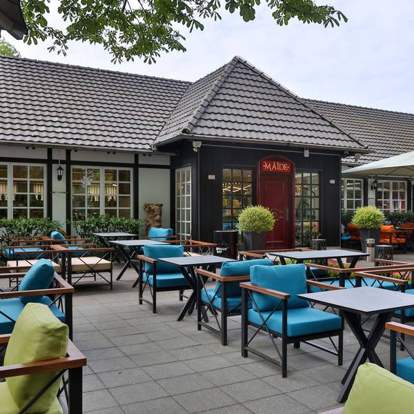 Die Terrasse und ein Blick auf den Eingang des neuen Lokals Maide in Köln.