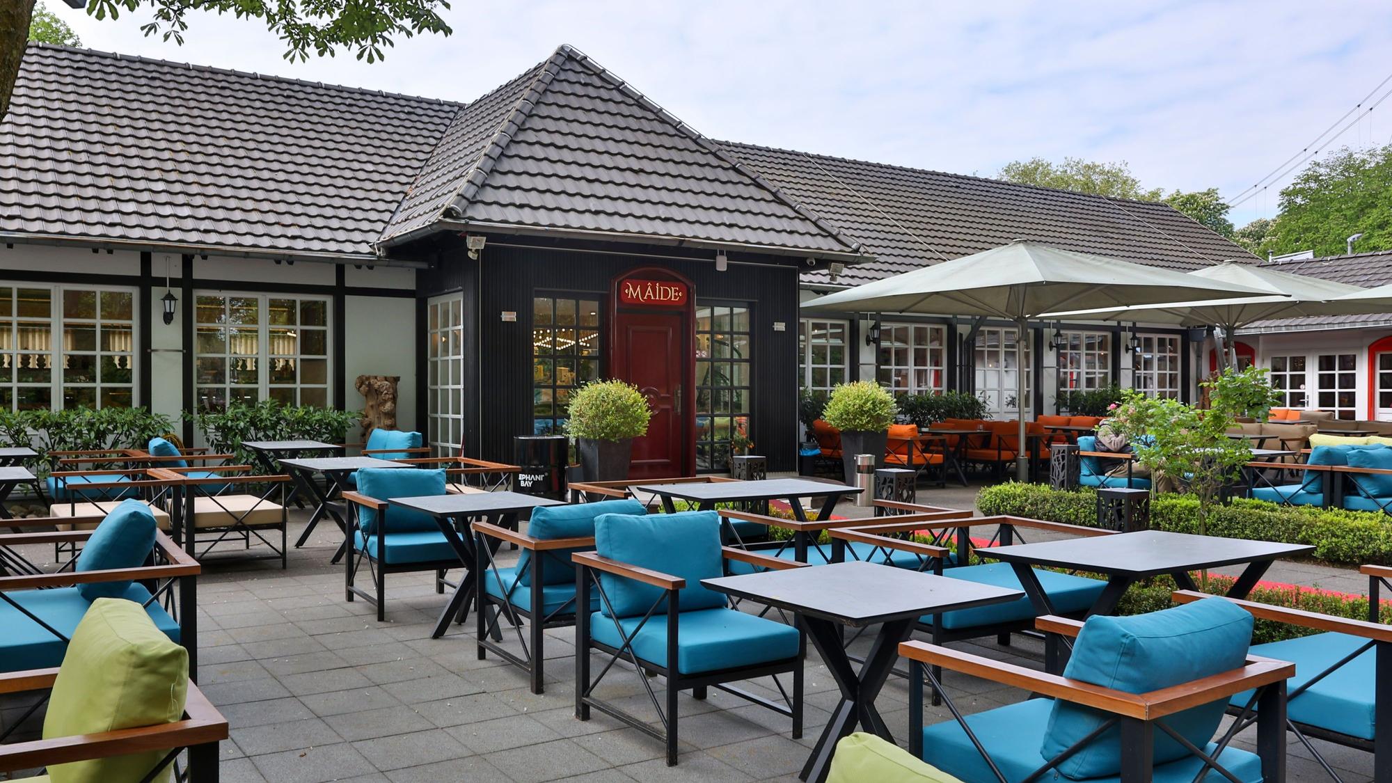 Die Terrasse und ein Blick auf den Eingang des neuen Lokals Maide in Köln.