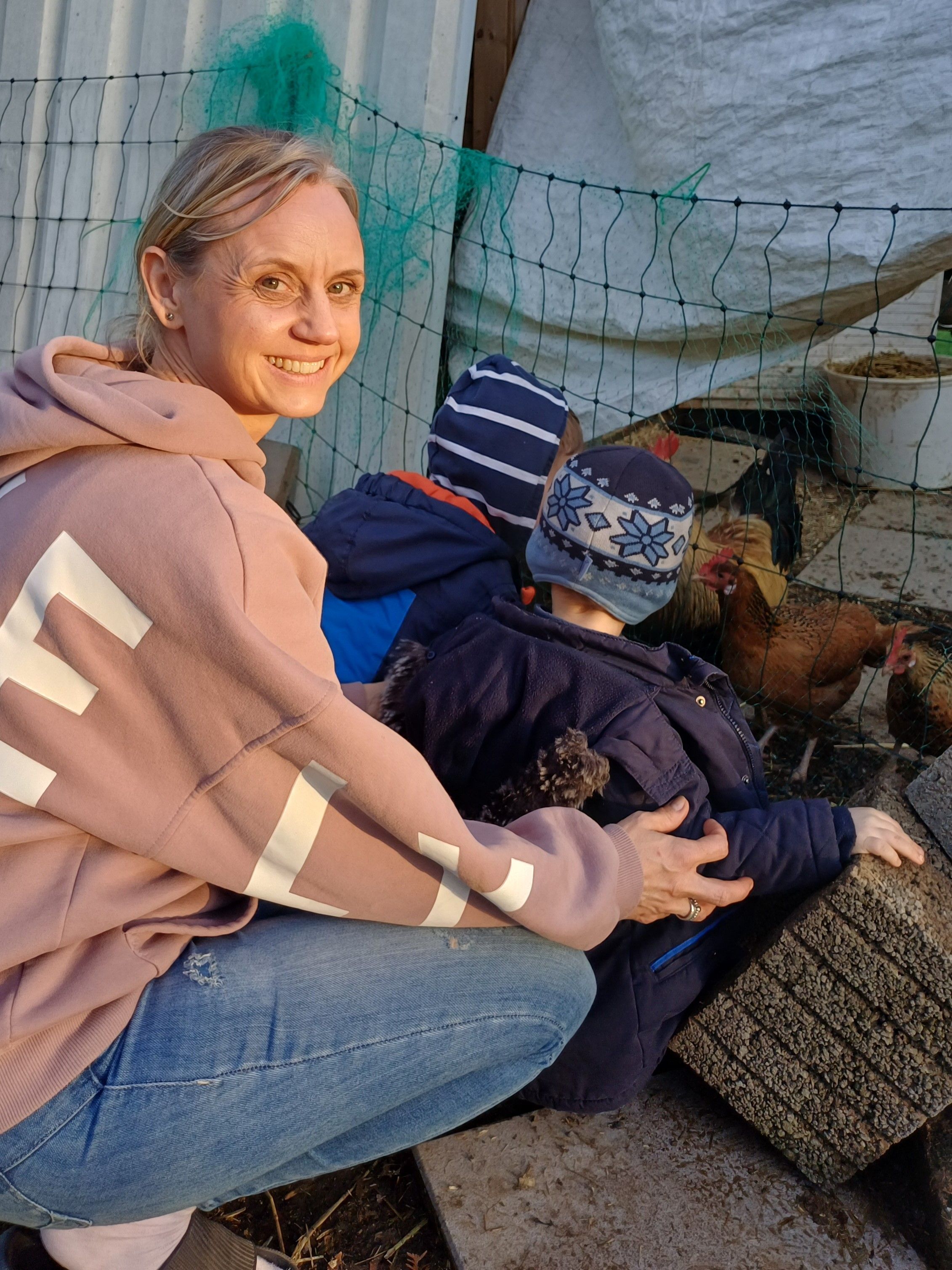 Hühnerfüttern als Highlight: Familienpatin Vanessa Kielau mit zwei Kindern.