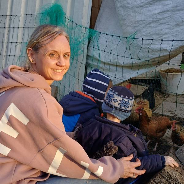 Hühnerfüttern als Highlight: Familienpatin Vanessa Kielau mit zwei Kindern.