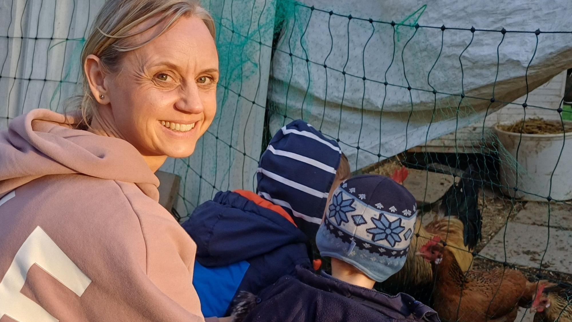Hühnerfüttern als Highlight: Familienpatin Vanessa Kielau mit zwei Kindern.