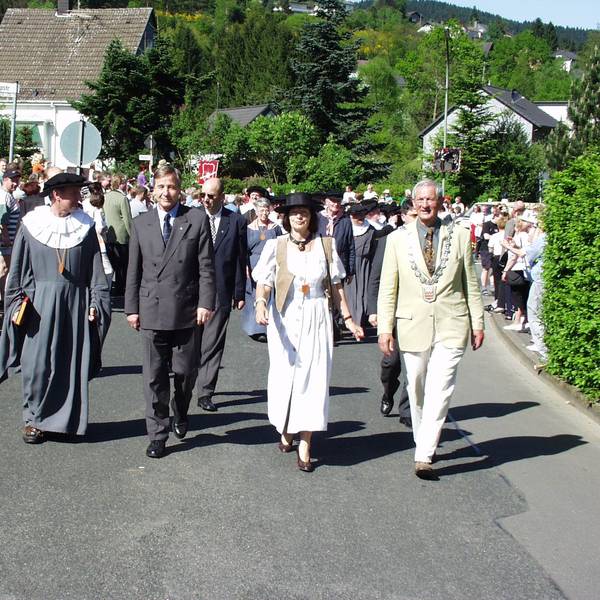 Zu sehen ist der Umzug zum 700. Stadtgeburtstag in Bergneustadt.