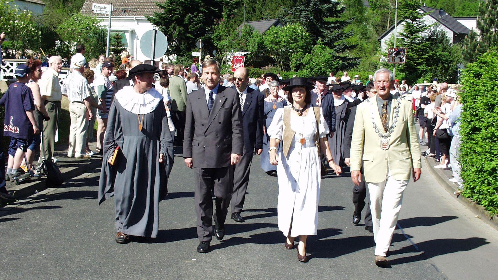 Zu sehen ist der Umzug zum 700. Stadtgeburtstag in Bergneustadt.