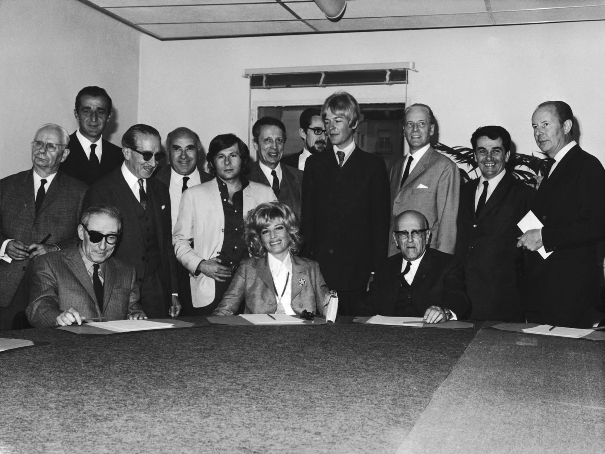 Die französischen Star-Regisseure François Truffaut und Jean-Luc Godard solidarisierten sich 1968 mit den studentischen Protestlern, forderten ihre Kollegen dazu auf, auch die Filmfestspiele lahmzulegen. Mit Erfolg. Die Jury um den Vorsitzenden Roman Polanski (im feinen Weißen) ließ die Party platzen. (Bild: Keystone/Hulton Archive/Getty Images)