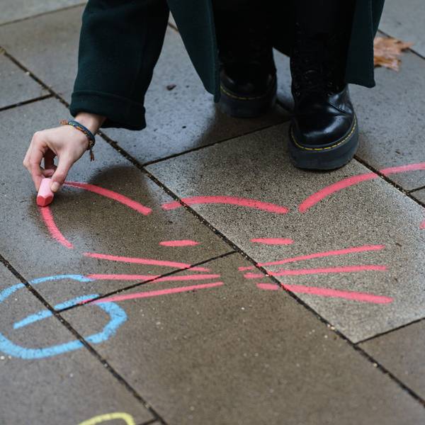 Vor einigen Jahren machten bereits Frauen mit Kreide auf den Straßen deutscher Großstädte auf das Problem anzüglicher Sprüche, genannt Catcalling, aufmerksam (Archivbild).
