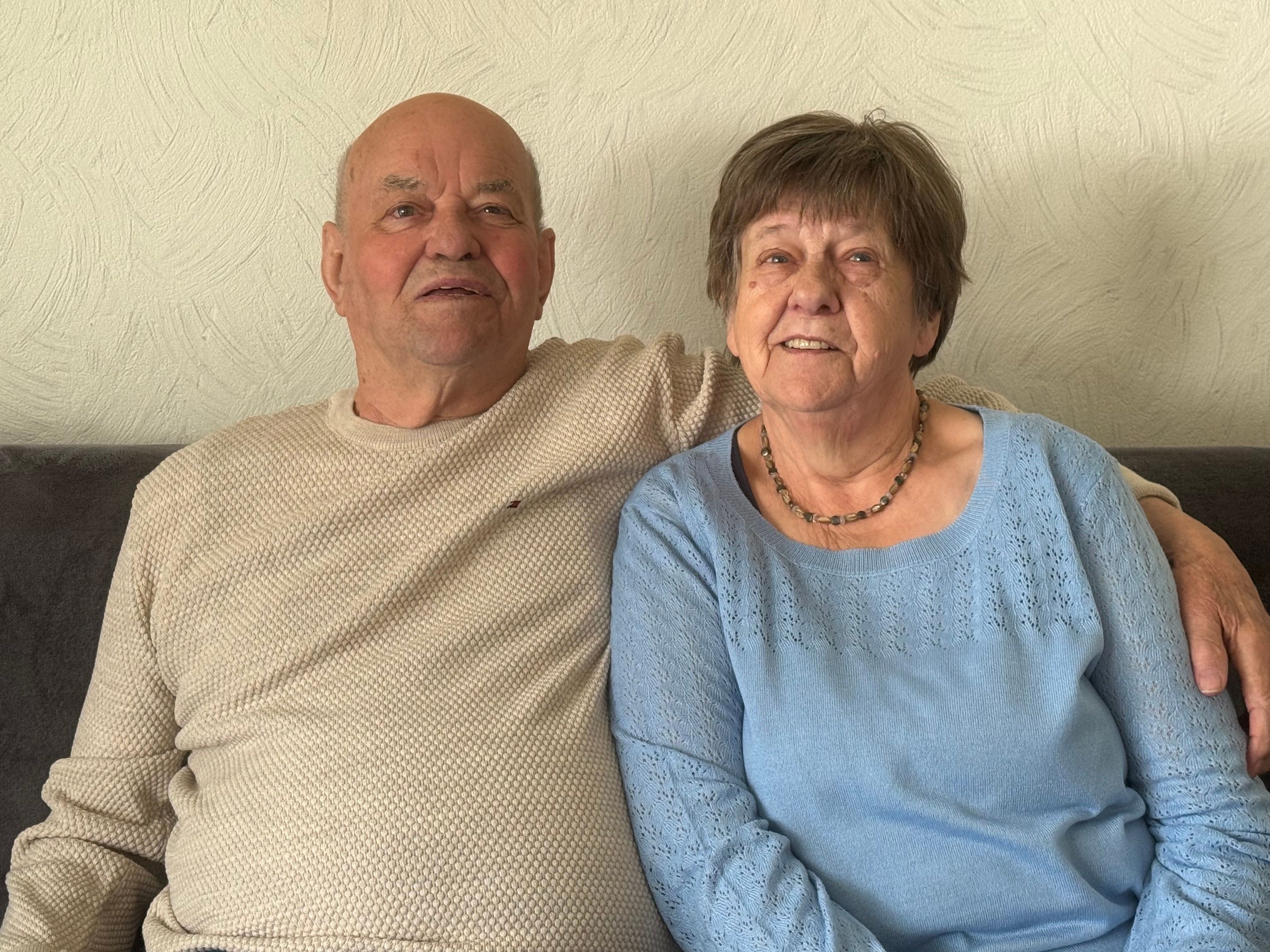 Ingeborg und Rudi Mähnert sitzen nebeneinander.