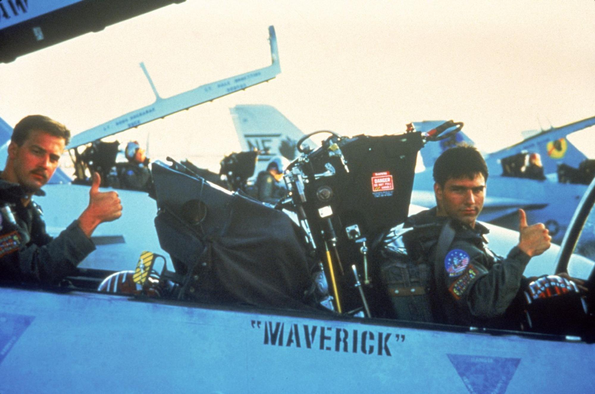 Zwei echte Freunde an Bord ihrer F14 Tomcat: Maverick (Tom Cruise, rechts) und sein Co-Pilot Nick „Goose“ Bradshaw (Anthony Edwards). (Bild: TM & © 2017 by Paramount Pictures. All rights reserved. )